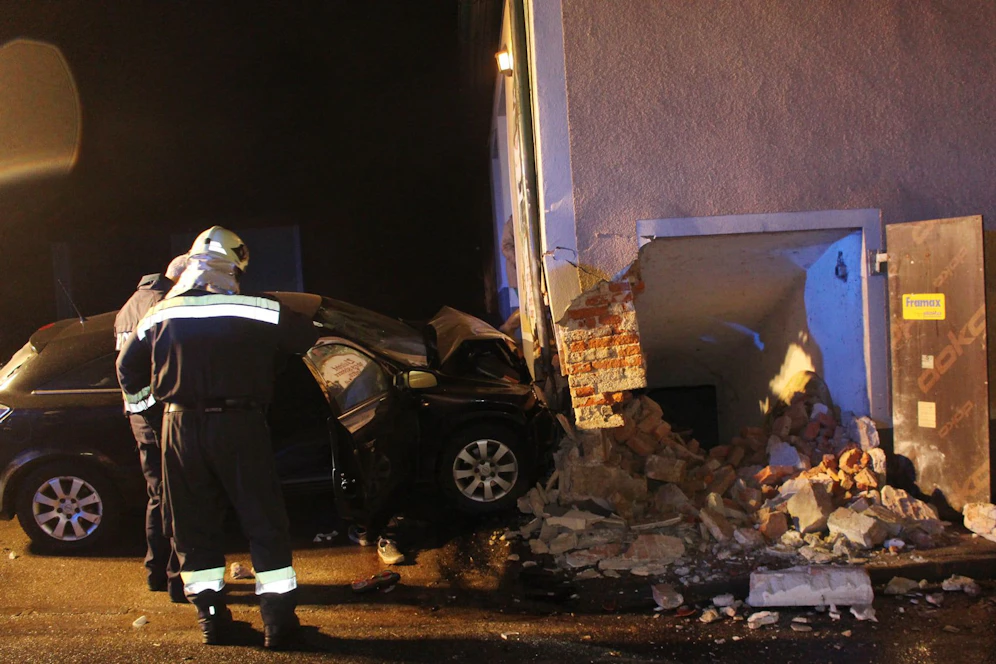 Das Auto richtete riesigen Schaden an.