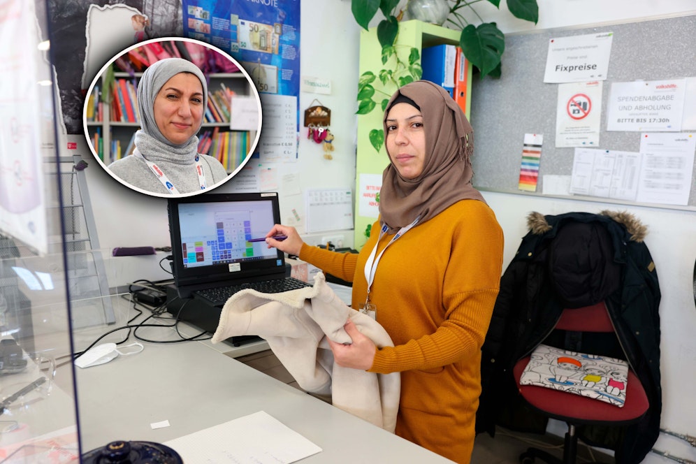 Noch bis Anfang Jänner sind Kawthar A. (li.) und Tabarak A. in einem der Second-Hand-Shops der Volkshilfe als Transitarbeitskräfte beschäftigt.