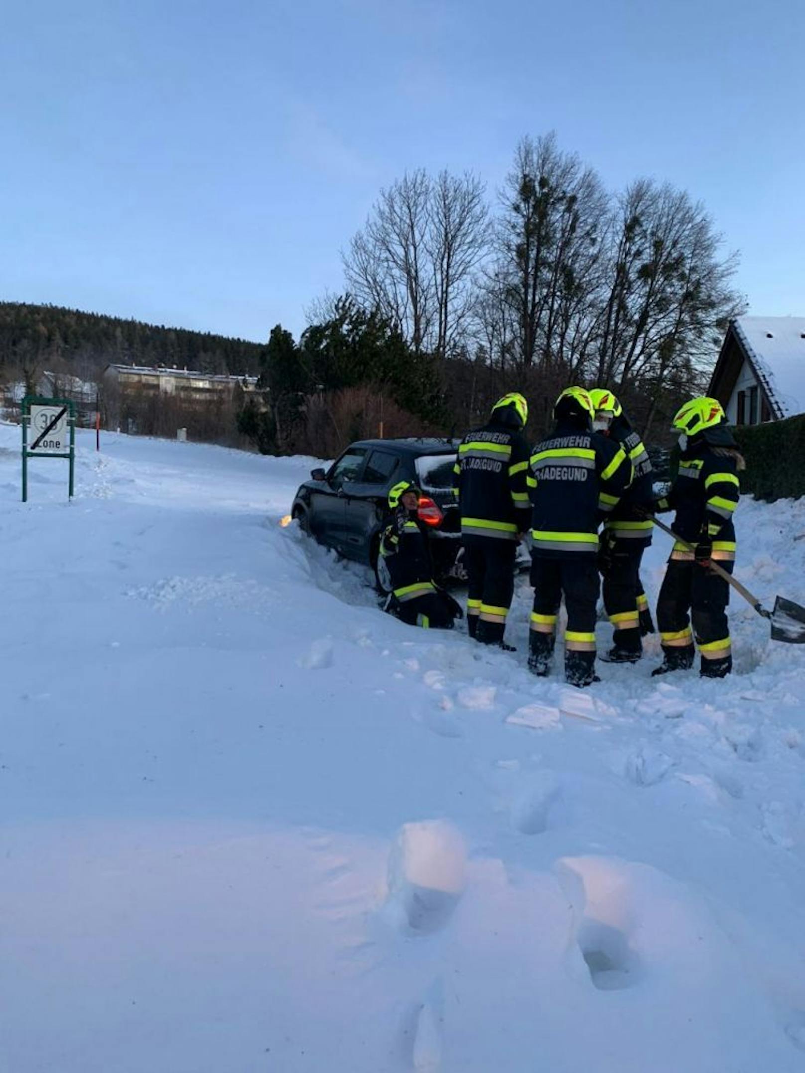 Ein heftiger Schneesturm ließ am Wochenende zahlreiche Fahrzeuge stecken bleiben. Die Freiwillige Feuerwehr St. Radegund bei Graz musste zu zahlreichen Bergeeinsätzen ausrücken. (12. Dezember 2021)