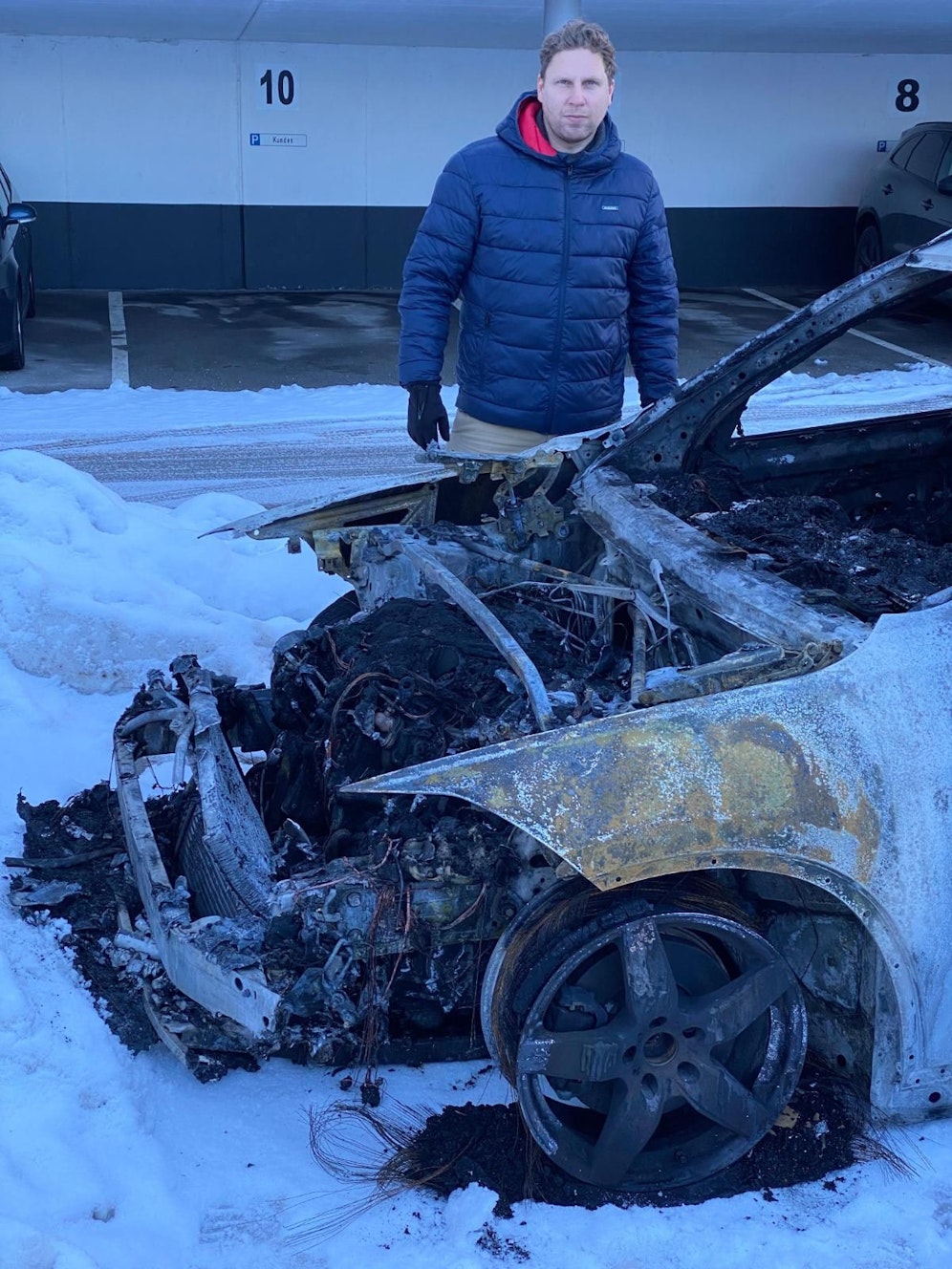 Regisseur Alexander Mairs BMW X1 wurde Samstagnacht angezündet und komplett zerstört. Die Polizei hat einen Verdächtigen verhaftet, mit dem der Tiroler zuvor in einen Unfall verwickelt war.