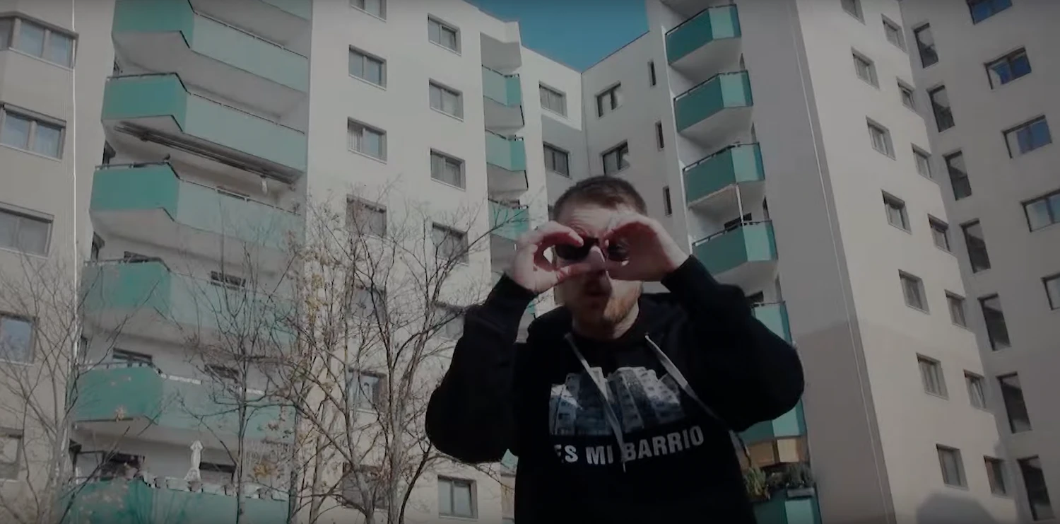 Der Wiener Rapper Queroland singt über die Lust der Gemeindebau-Bewohner am aus dem Fenster spechteln