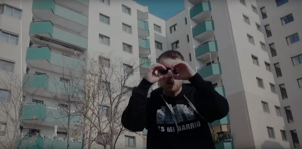 Der Wiener Rapper Queroland singt über die Lust der Gemeindebau-Bewohner am aus dem Fenster spechteln.