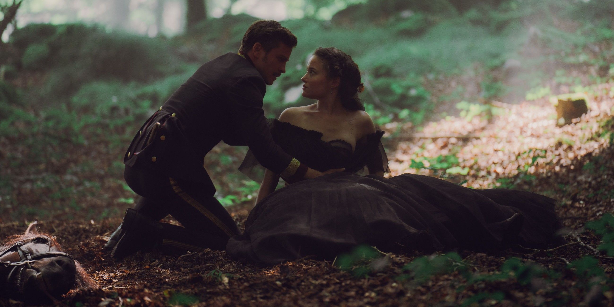 Sisi (Dominique Devenport, r.) mit Kaiser Franz (Jannik Schümann, l.) 