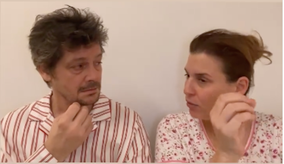 Fritz Karl und Elena Uhlig singen jeden Tag ein anderes Weihnachtslied.