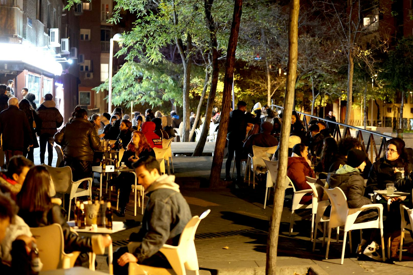 Kein seltener Anblick trotz steigender Zahlen: Junge Menschen feiern Partys in den Straßen Madrids.