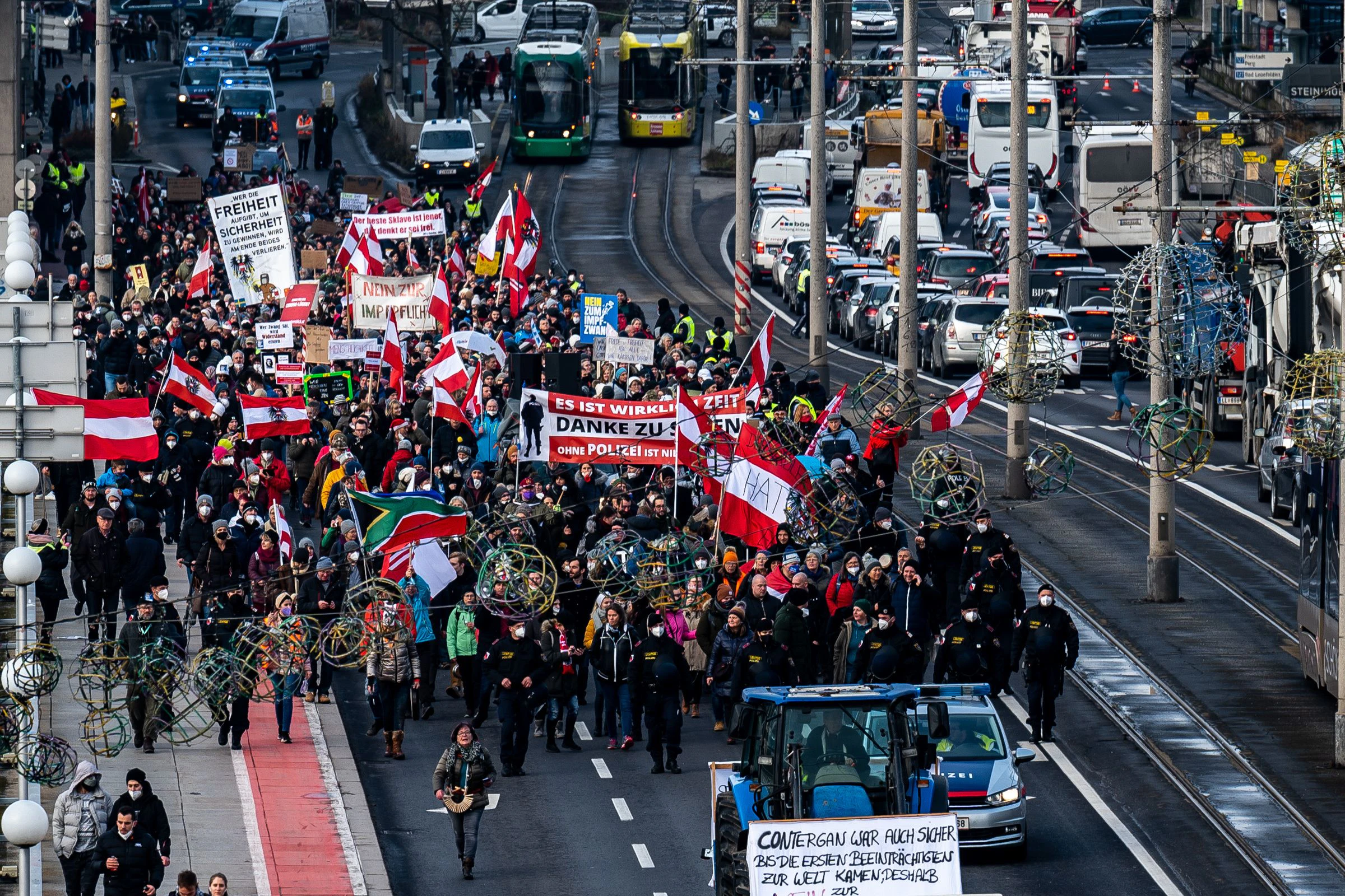 Zahllose Corona-Demos sorgen für viele Polizeieinsätze und das kostet dem Steuerzahler viel Geld.
