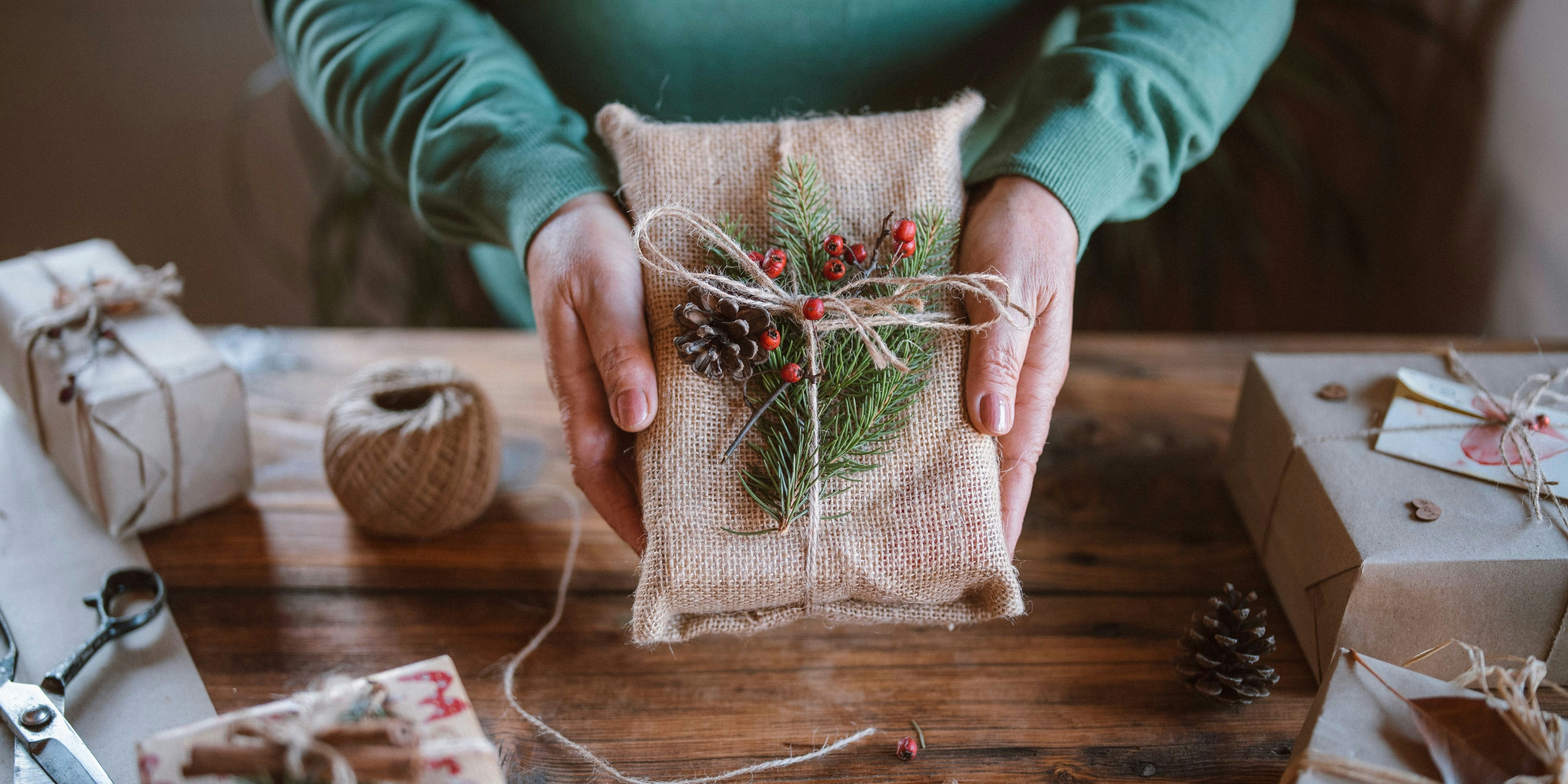 Konventionelles Geschenkpapier ist schlecht für die Umwelt.