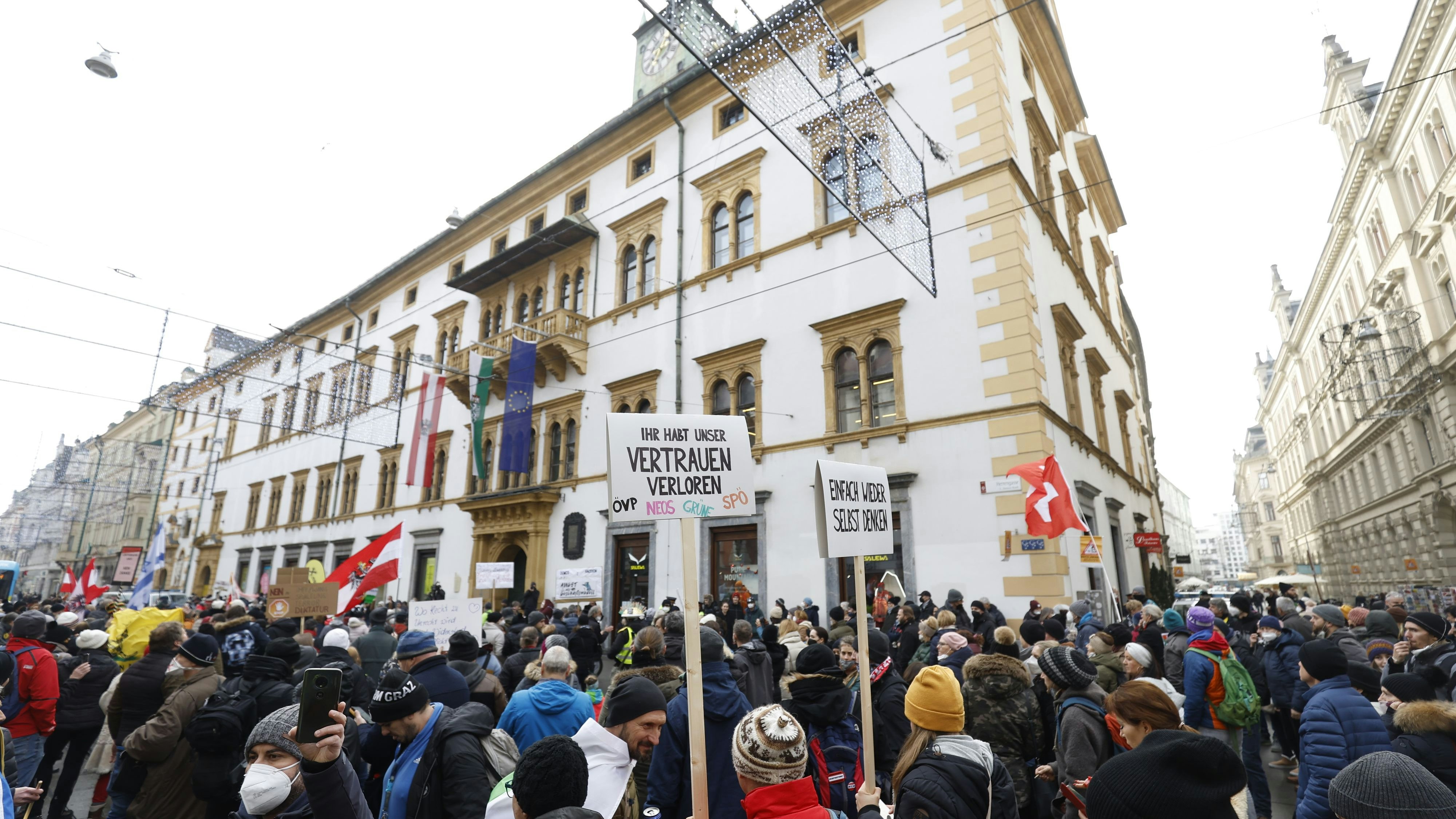 Download von www.picturedesk.com am 15.12.2021 (15:34).  ABD0121_20211215 - GRAZ - ÖSTERREICH: Demonstration gegen die Corona-Maßnahmen am Mittwoch, 15. Dezember 2021 in Graz. - FOTO: APA/ERWIN SCHERIAU - 20211215_PD3623 - Rechteinfo: Rights Managed (RM)