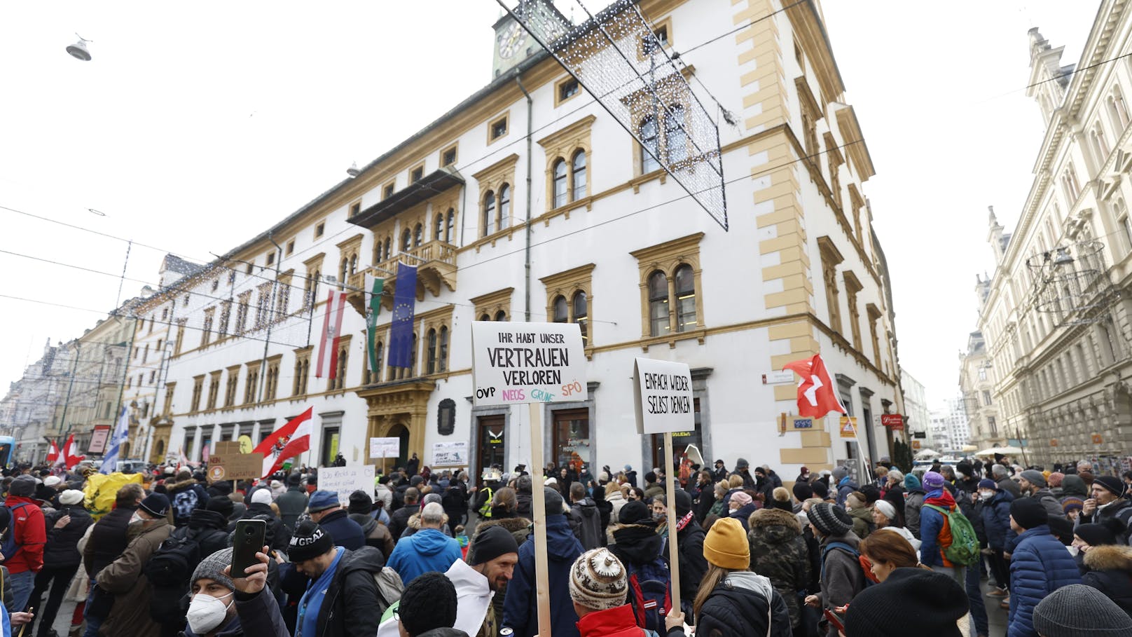 Hunderte demonstrieren vor dem Grazer Landhaus in der Herrengasse gegen die Impfpflicht.