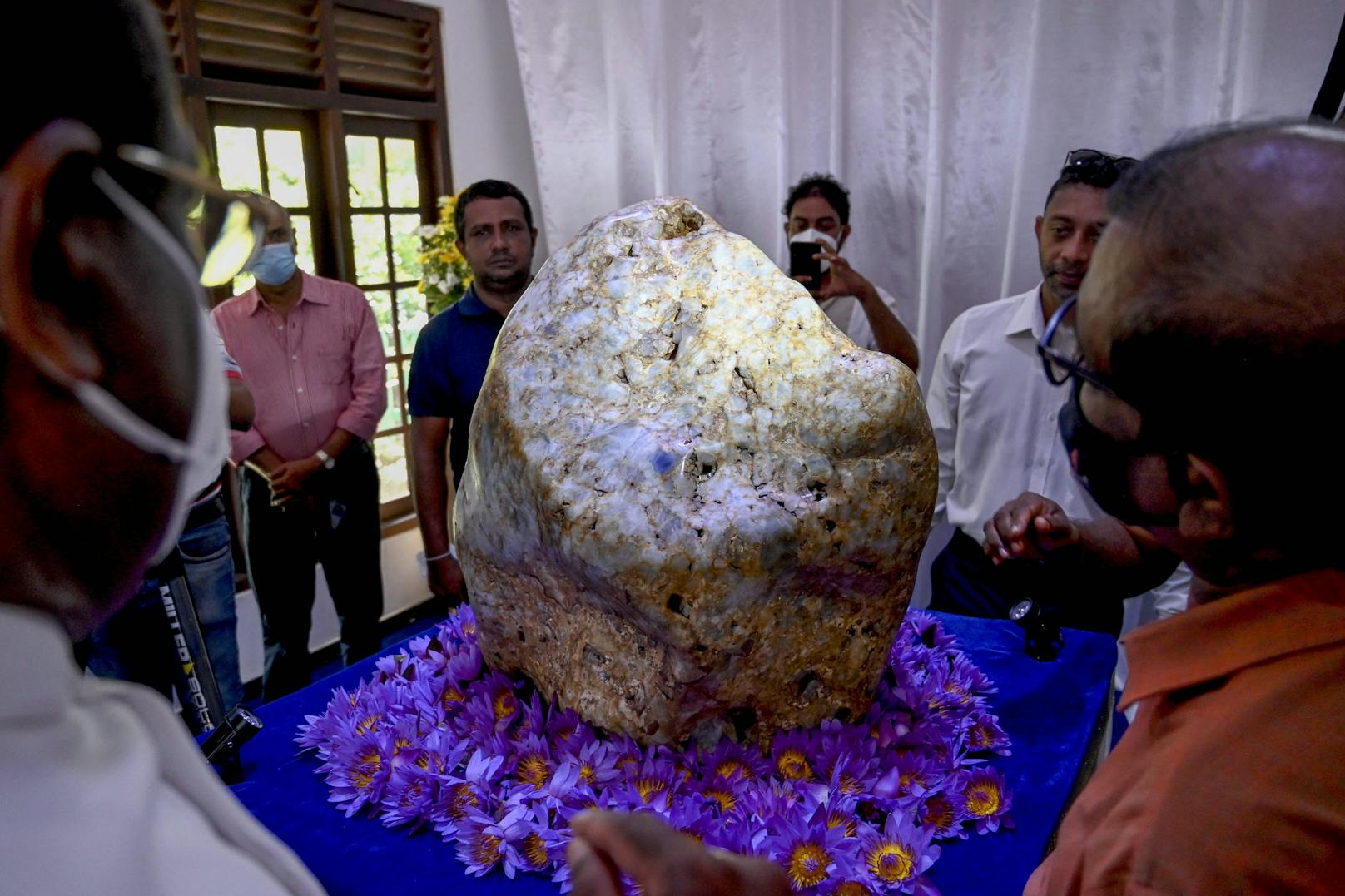Auf Sri Lanka hat ein Mann auf seinem Grundstück einen Edelstein gefunden.