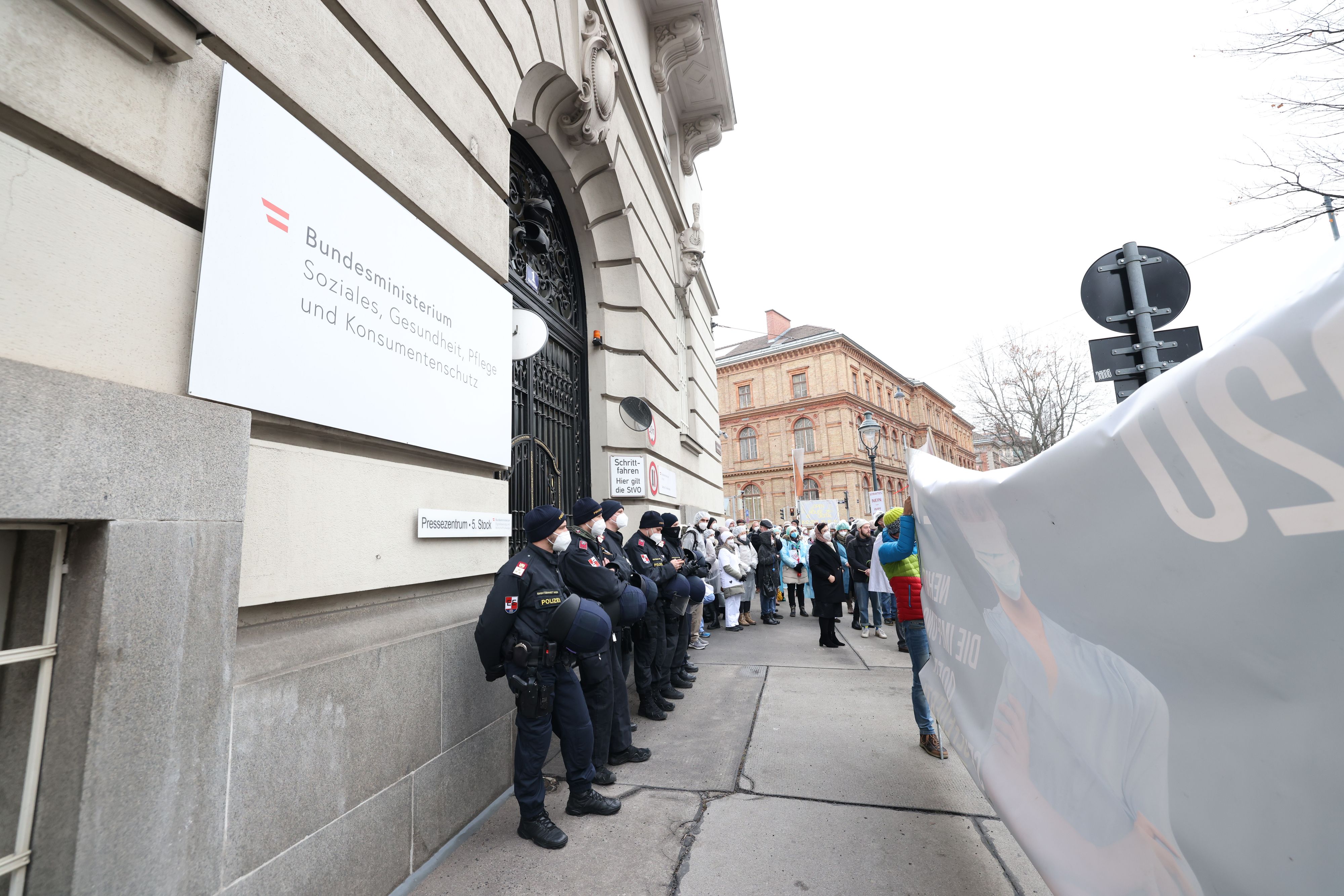 Vom Innenministerium ausgehend marschiert am Freitagnachmittag eine Corona-Demo durch die Wiener City. (Archivbild)
