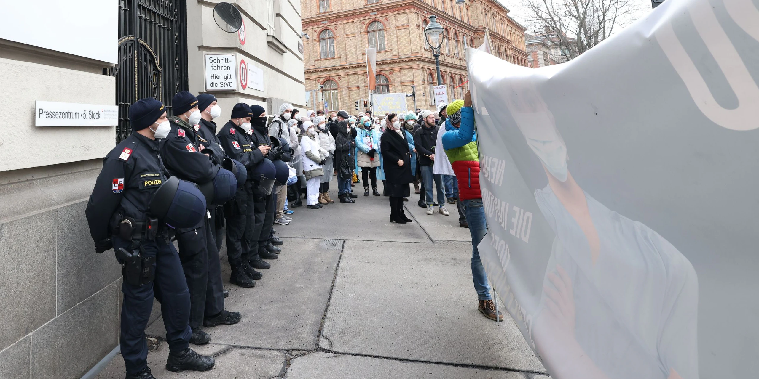 Illegale Corona-Demo gegen die Impf-Pflicht in der Wiener City