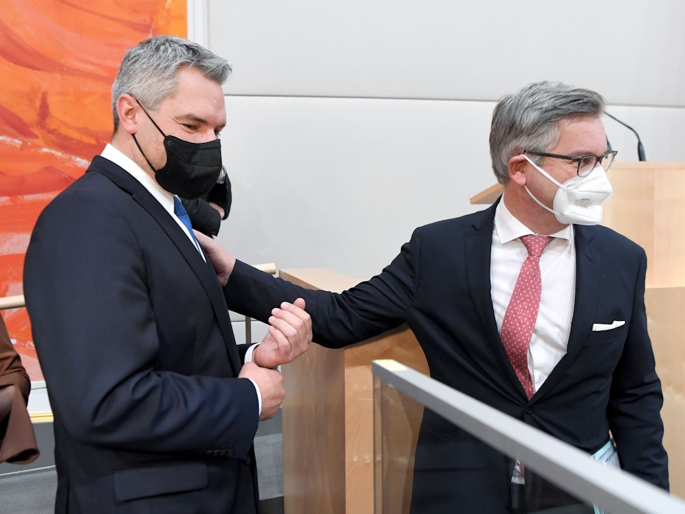 Finanzminister Magnus Brunner (rechts) schraubt an der öko-sozialen Steuerreform noch einmal nach.