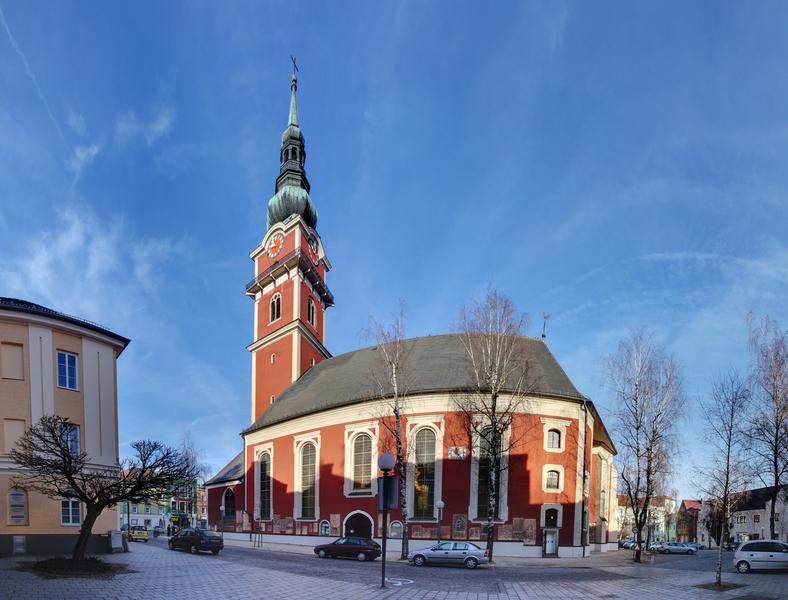 Der Unfall passierte hier am Kirchenplatz in Ried. Das Kind stürzte vier Meter ab.