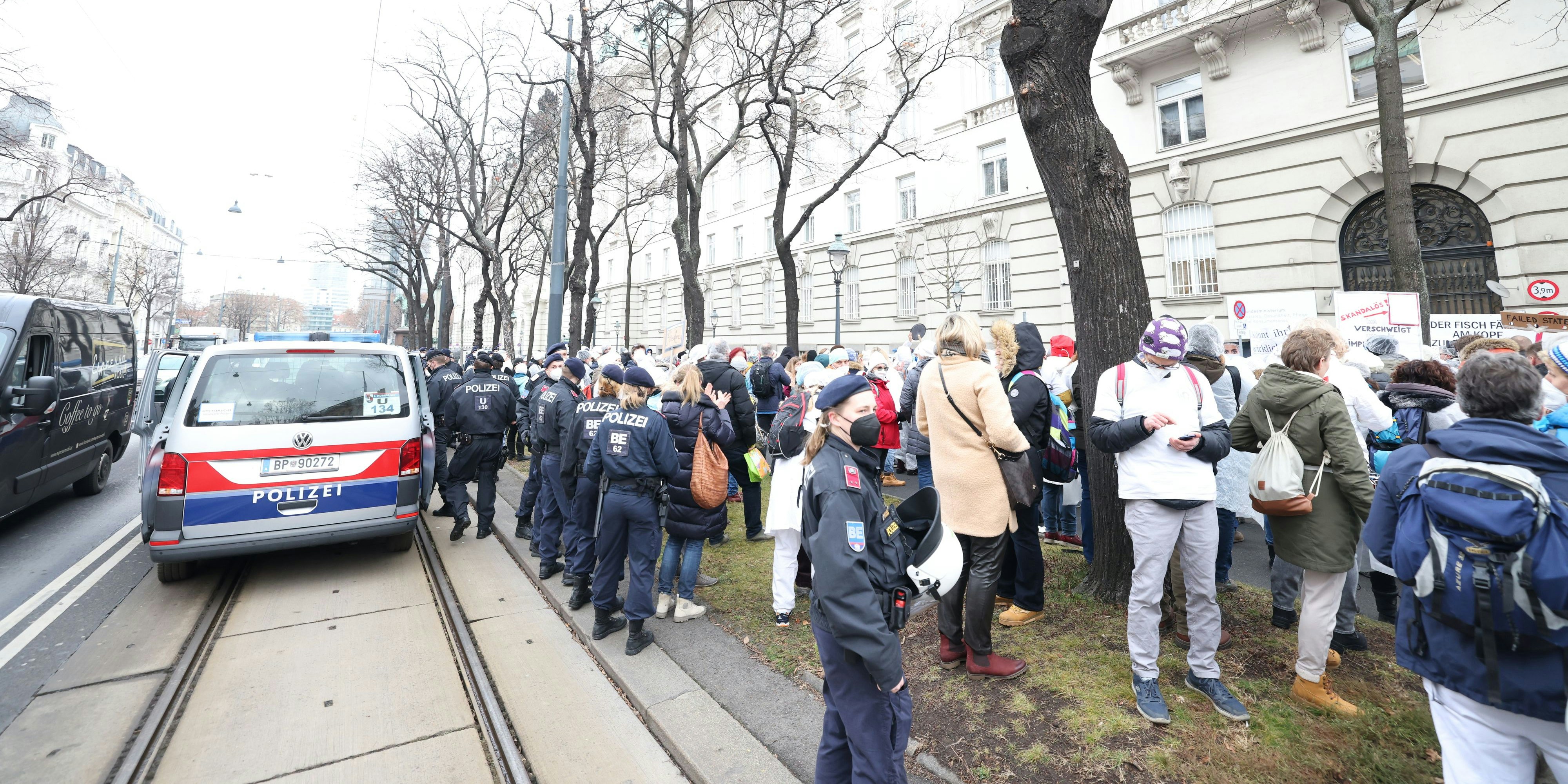 Illegale Corona-Demo gegen die Impf-Pflicht in der Wiener City