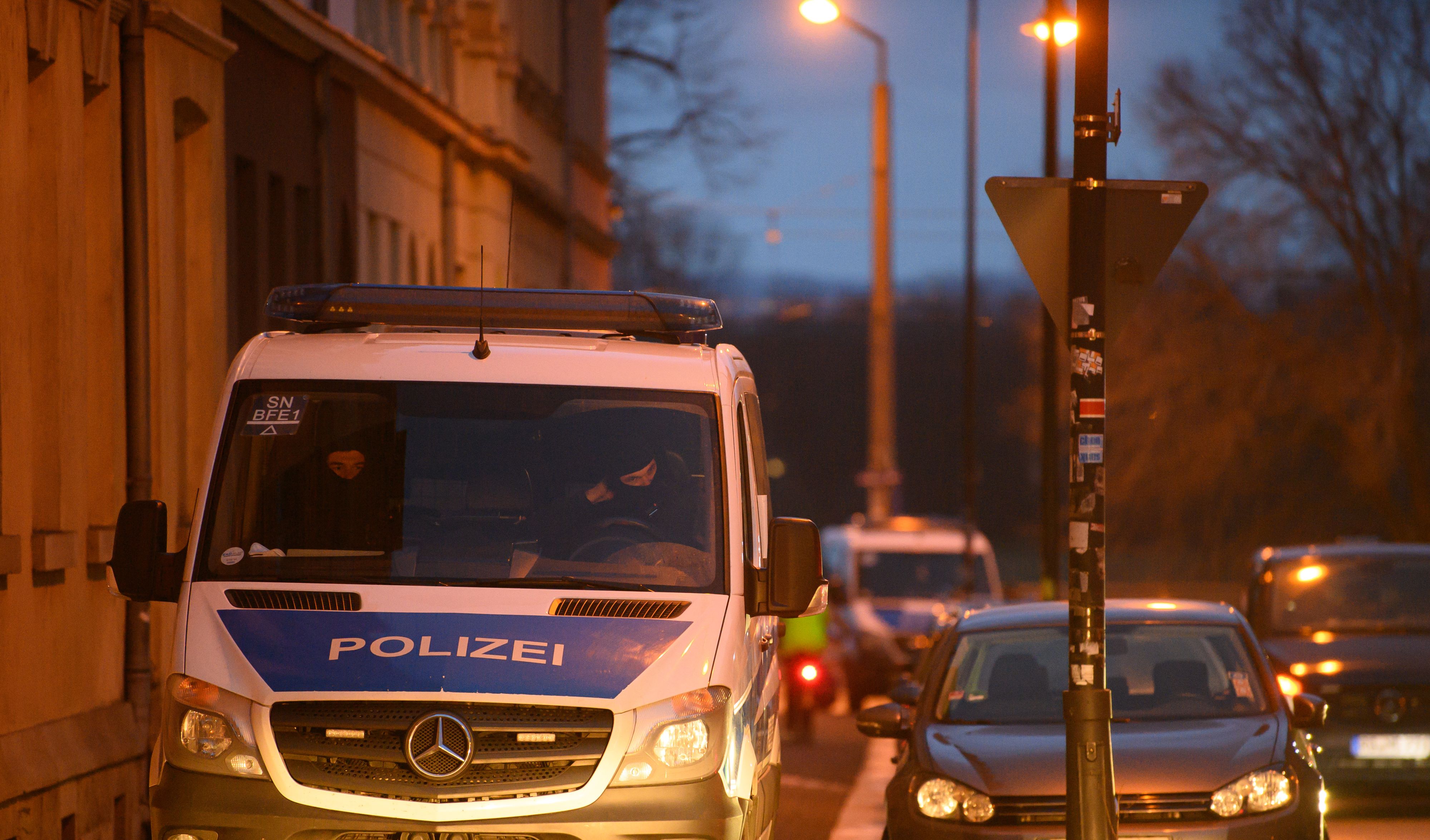 Download von www.picturedesk.com am 15.12.2021 (13:14).  15 December 2021, Saxony, Dresden: A police car stands on the sidewalk during a raid in the Pieschen district. After threats against Saxony's Prime Minister Kretschmer on Telegram, the police in Dresden searched several properties. Special forces of the State Criminal Police Office (LKA) were also involved, as statements by individual members of the Telegram group suggested that they might be in possession of sharp weapons and crossbows, the police announced on Twitter. Photo: Robert Michael/dpa-Zentralbild/dpa - 20211215_PD0928 - Rechteinfo: Rights Managed (RM)