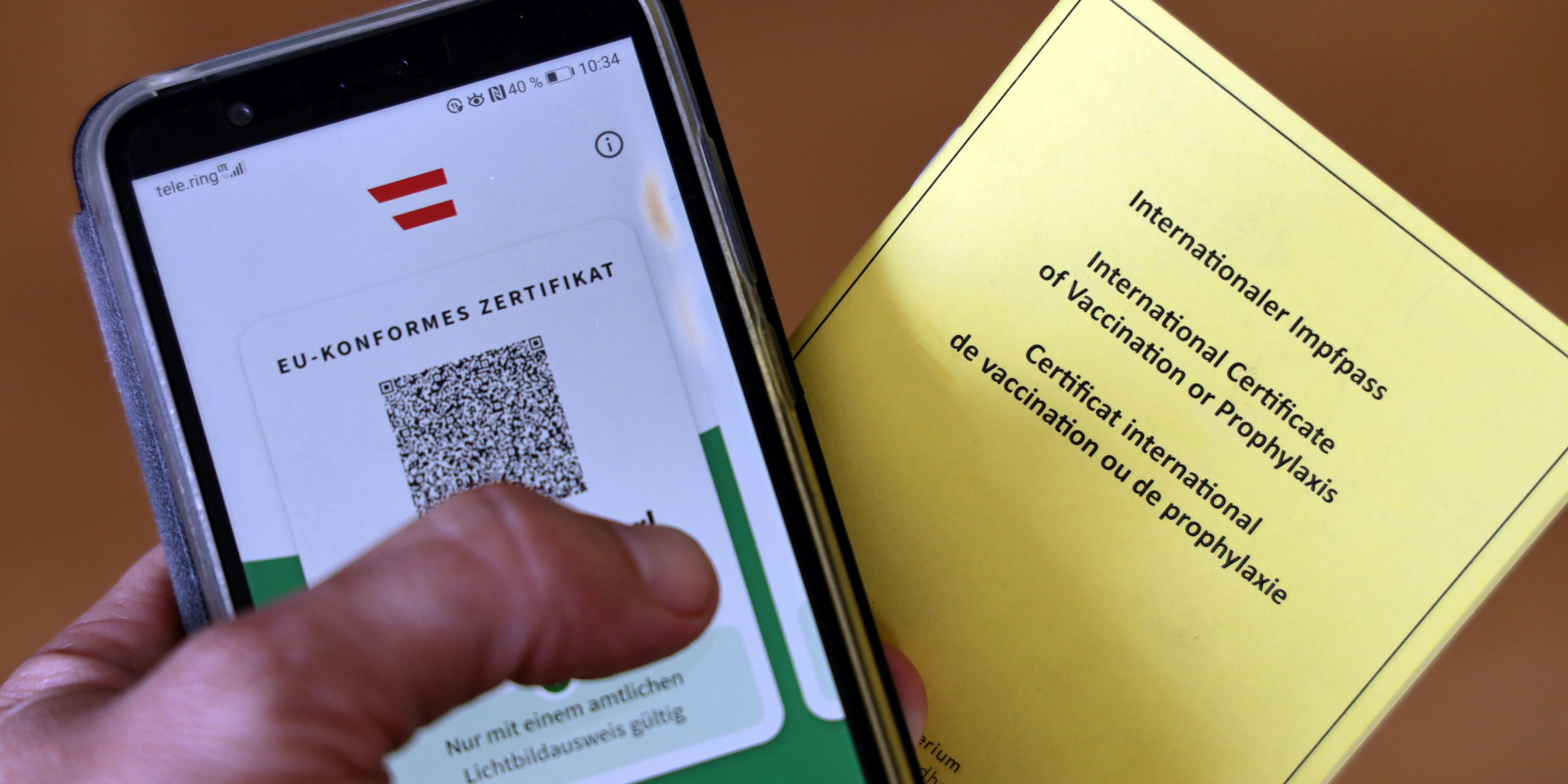 Download von www.picturedesk.com am 15.12.2021 (13:35).  1 G Regel - 3 G Regel - Impfpass - Grüner Pass Wien, 08. 09. 2021 Covid Impfung - Corona Schutzimpfung - 1 G Regel - 3 G Regel - Impfpass - Grüner Pass Copyright Karl Schöndorfer TOPPRESS - 20210908_PD1833 - Rechteinfo: Rights Managed (RM)