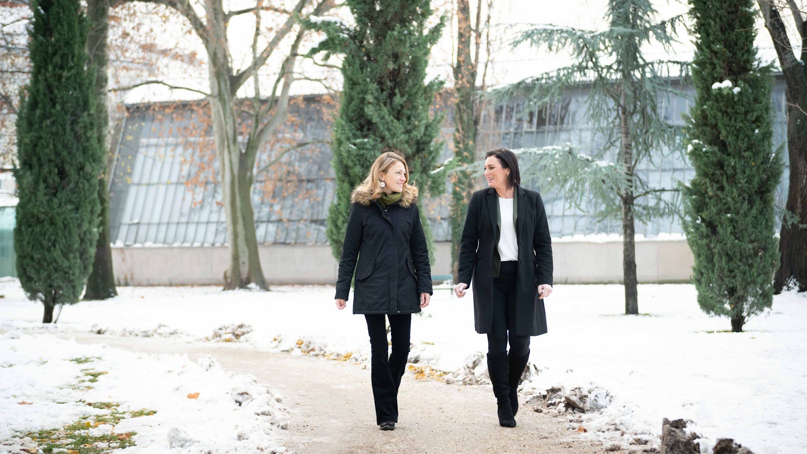 Bundesgärten-Chefin Katrin Völk und Ministerin Elisabeth Köstinger (ÖVP) im Wiener Augarten.