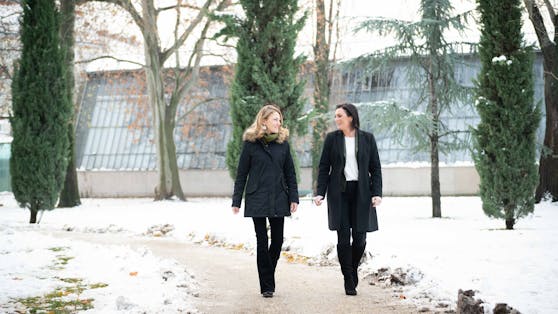 Bundesgärten-Chefin Katrin Völk und Ministerin Elisabeth Köstinger (ÖVP) im Wiener Augarten.
