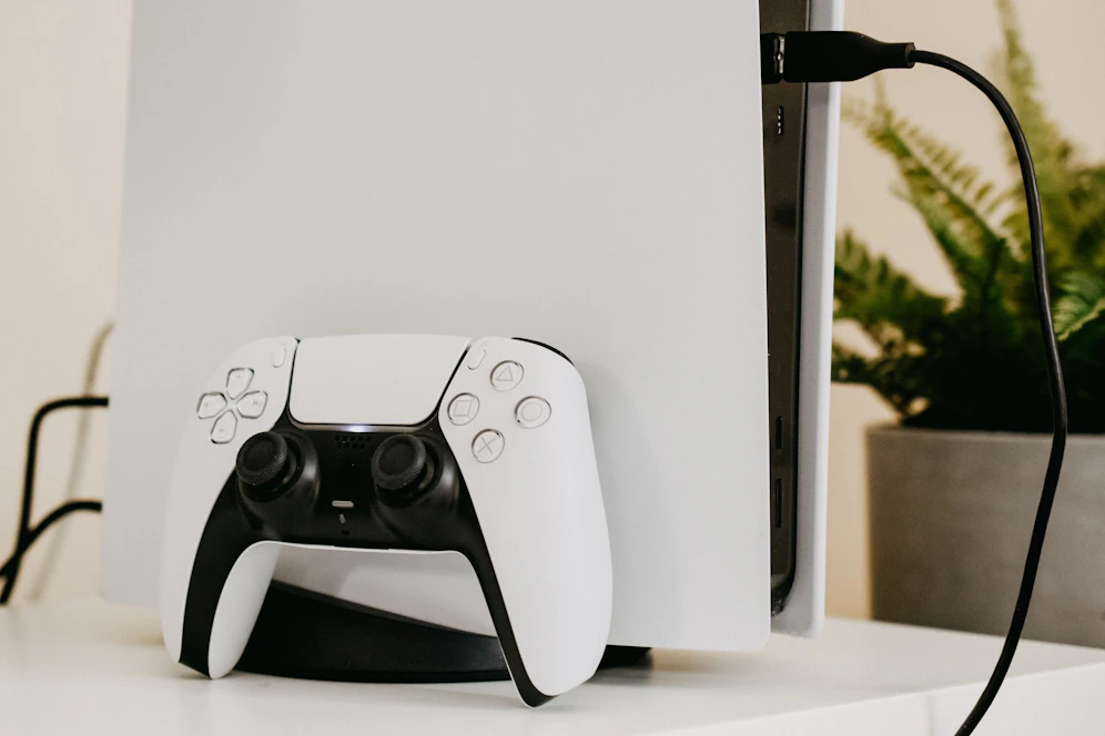 Sony stoppt den Verkauf der Playstation 5 in Russland. Dies wegen des anhaltenden Ukraine-Kriegs. Auch das neu veröffentlichte Rennspiel 