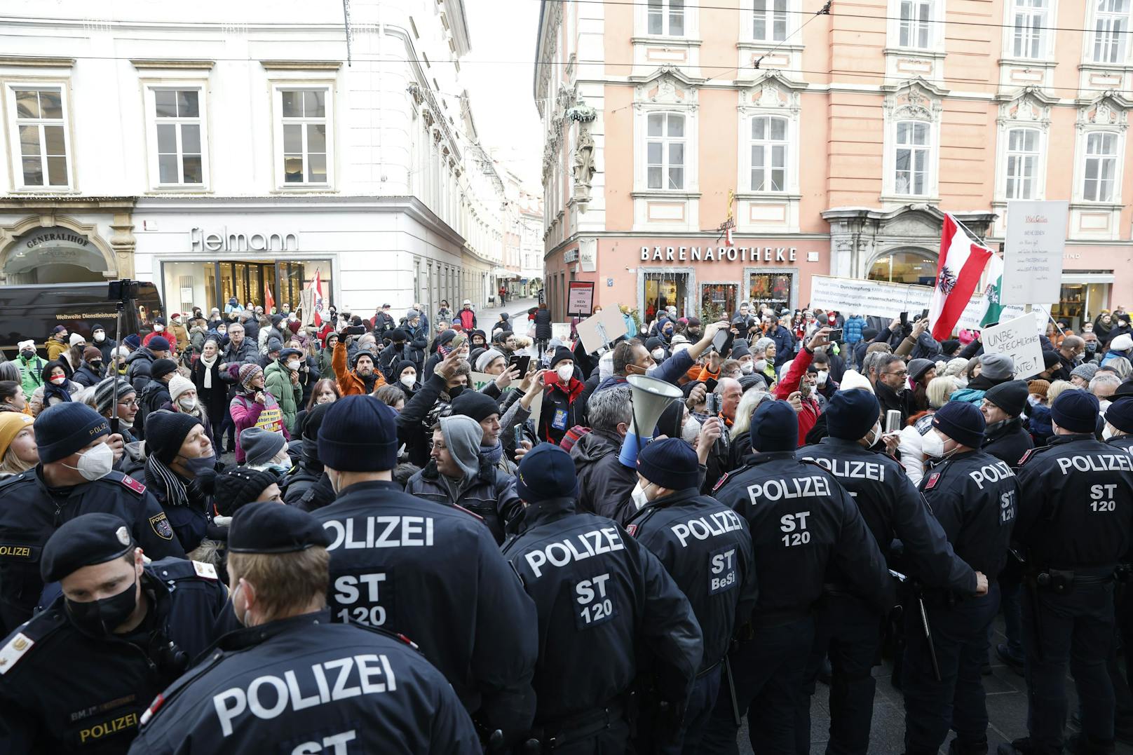 In der Grazer Herrengasse haben sich mehrere hundert Demonstranten – Männer und Frauen jeden Alters, aber auch Kinder – in Stellung gebracht.&nbsp;