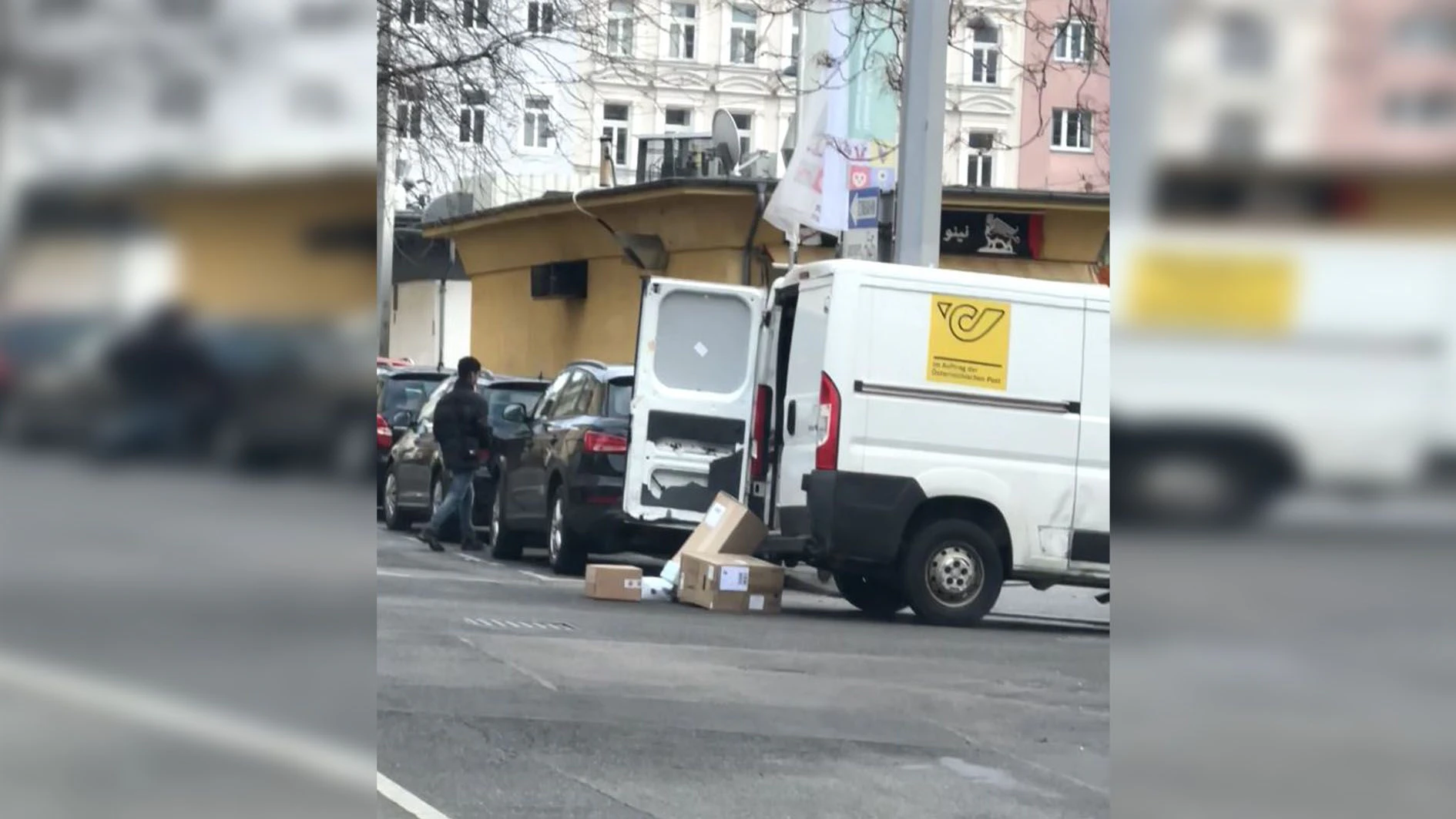 Plötzlich landeten die Pakete mitten auf der Straße