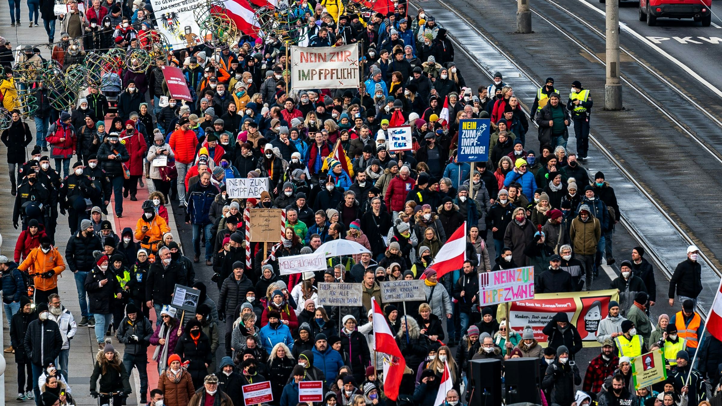 Bis zu 4.000 Menschen zogen stundenlang durch Linz.