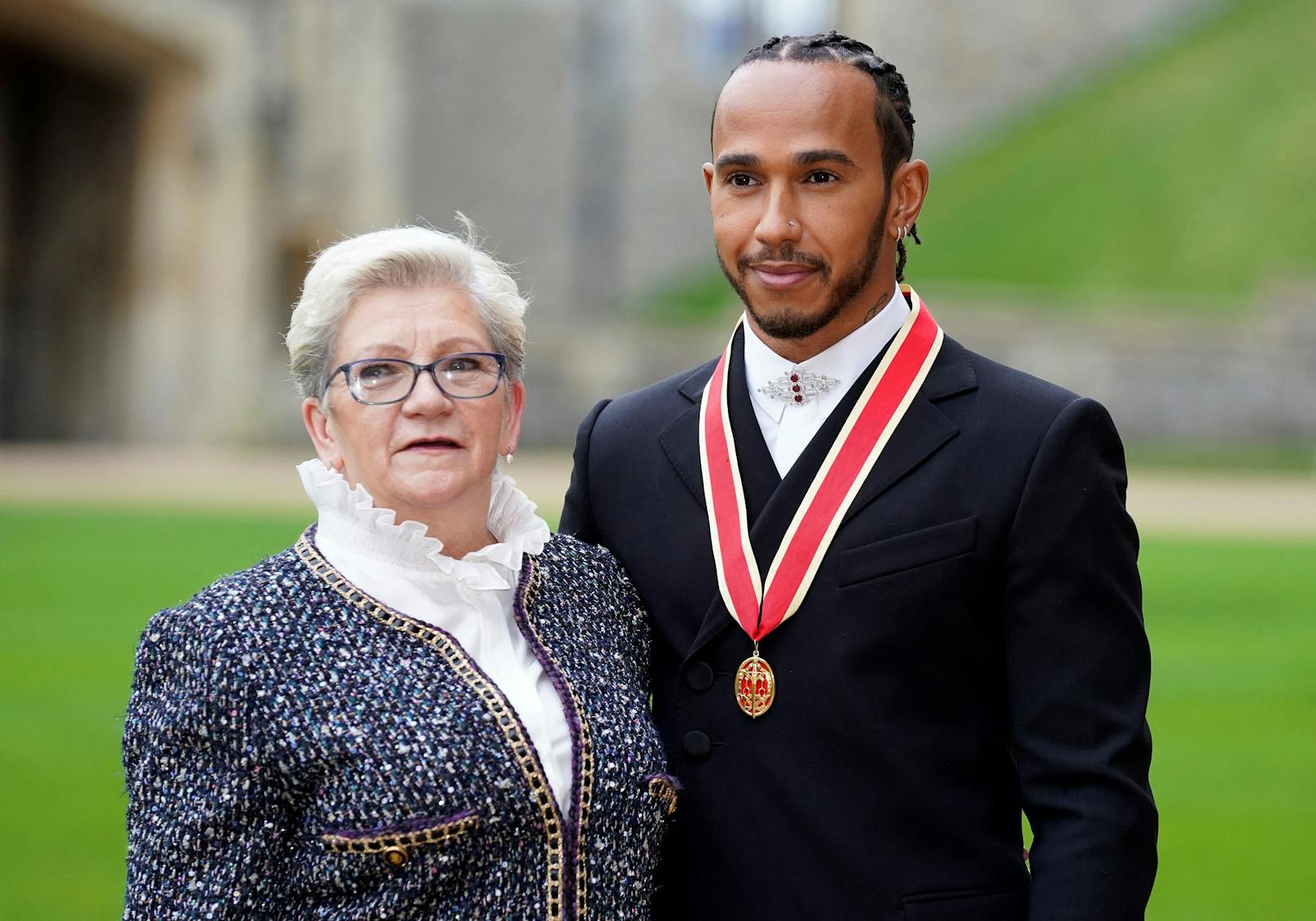 Lewis Hamilton an der Seite seiner Mutter bei der feierlichen Zeremonie auf Schloss Windsor. 