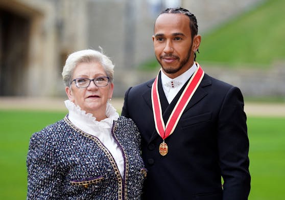 Lewis Hamilton an der Seite seiner Mutter bei der feierlichen Zeremonie auf Schloss Windsor. 