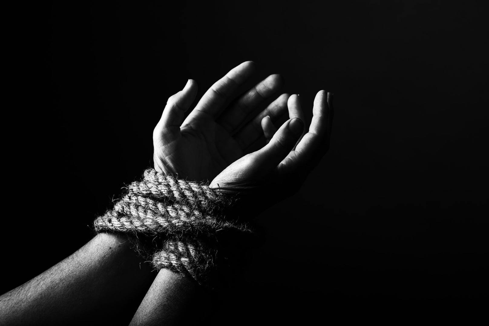 Margarita G. wurde von ihrem Mann entführt, dann hackte er ihr beide Hände ab. (Symbolbild)
