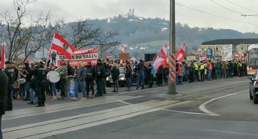 Der Demo-Zug um kurz nach 13.30 Uhr bei der Linzer Nibelungenbrücke.