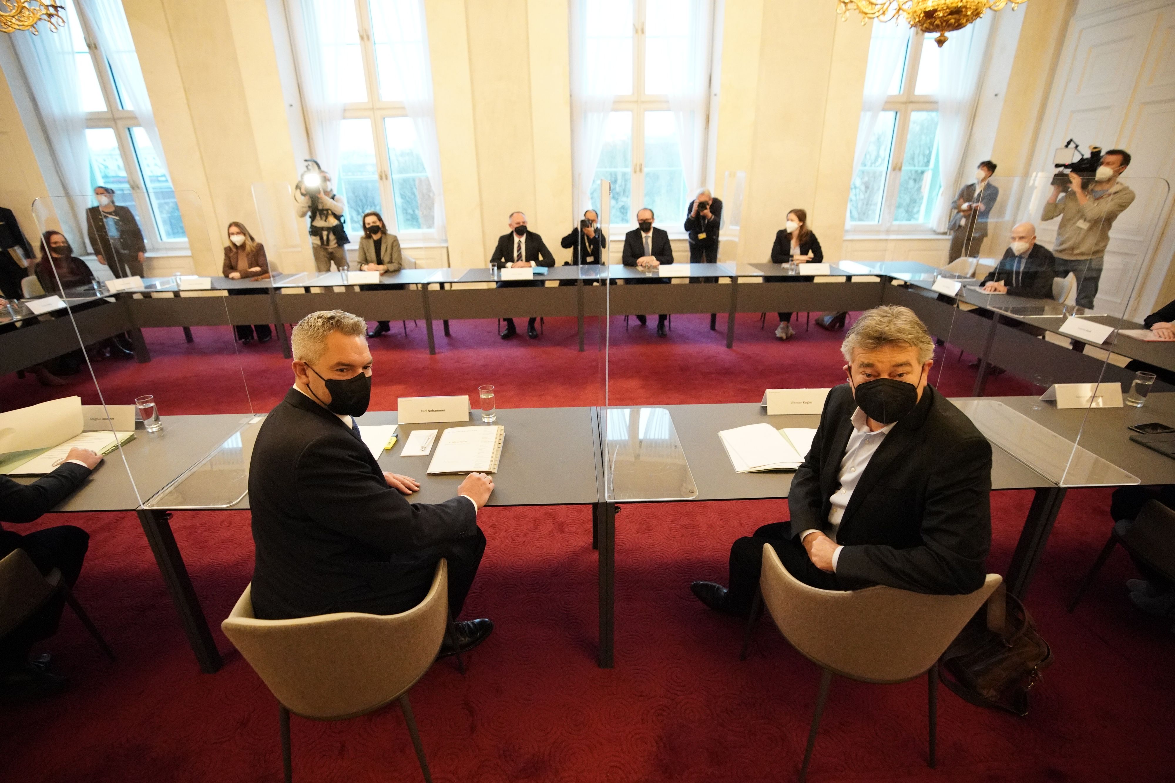 Karl Nehammer und Werner Kogler im Ministerrat