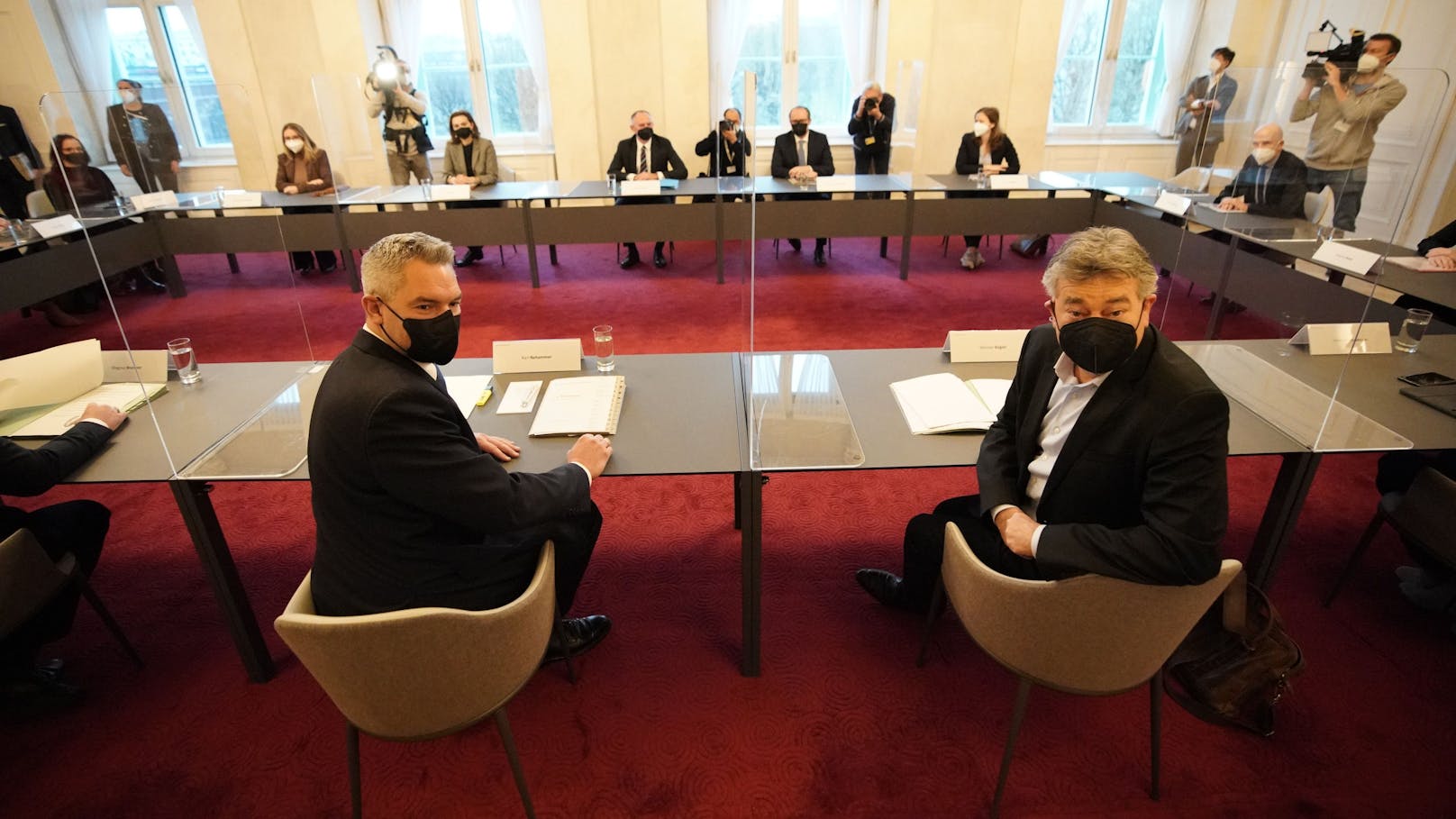 Karl Nehammer und Werner Kogler im Ministerrat