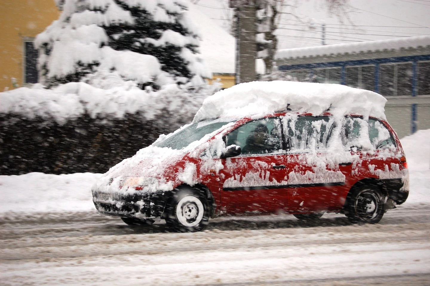 Ein solche Schneedecke auf dem Fahrzeugdach ist illegal. 
