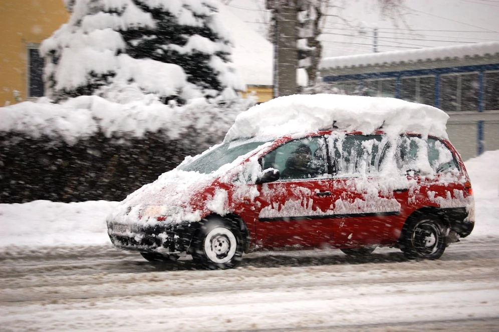 Ein solche Schneedecke auf dem Fahrzeugdach ist illegal. 