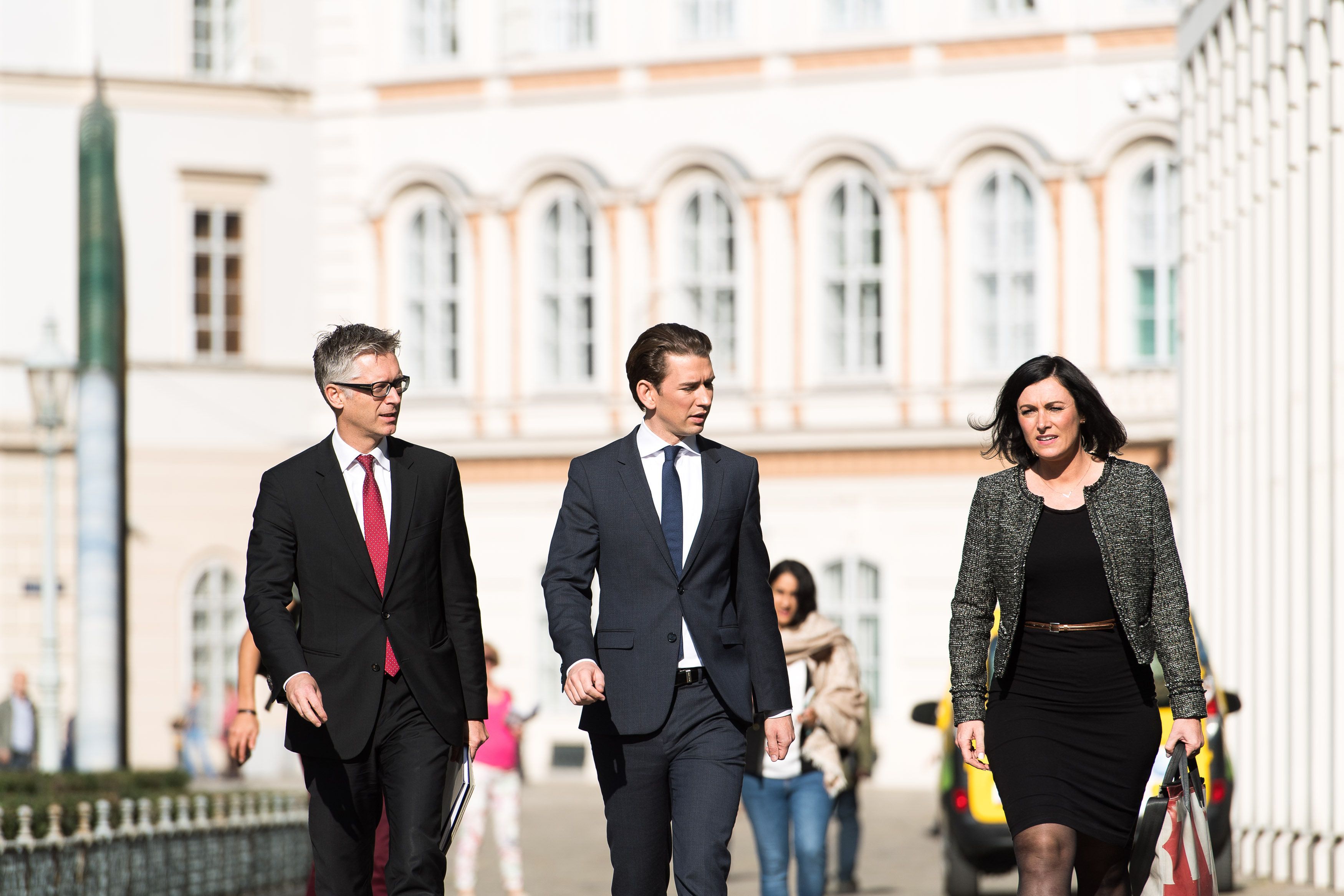 Download von www.picturedesk.com am 15.12.2021 (11:12).  17.10.2017, Präsidentschaftskanzlei, Wien, AUT, Bundespräsident empfängt den ÖVP-Chef zu einem informellen Gespräch anlässlich der NR-Wahl 2017, im Bild v.l.n.r. Kabinettschef im Außenministerium Christian Ebner, ÖVP Bundesparteiobmann und Spitzenkandidat für die Nationalratswahl Sebastian Kurz und ÖVP-Generalsekretärin Elisabeth Köstinger vor dem Außenministerium // f.l.t.r. Chief of Cabinet Christian Ebner, Austrian Foreign Minister Sebastian Kurz and Secretary General of the Austrian Peoples Party Elisabeth Koestinger before meeting between federal president and Head of the Austrian Peoples Party due to Austrian general elections 2017 at Federal Presidents Office in Vienna, Austria on 2017/10/17, EXPA Pictures © 2017, PhotoCredit: EXPA/ Michael Gruber - 20171017_PD2284 - Rechteinfo: Rights Managed (RM)