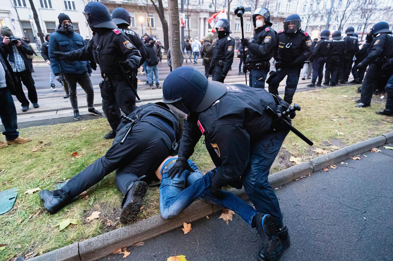 Polizisten nehmen einen Corona-Demonstrant in Wien fest, 11. Dezember 2021. (Symbolbild)