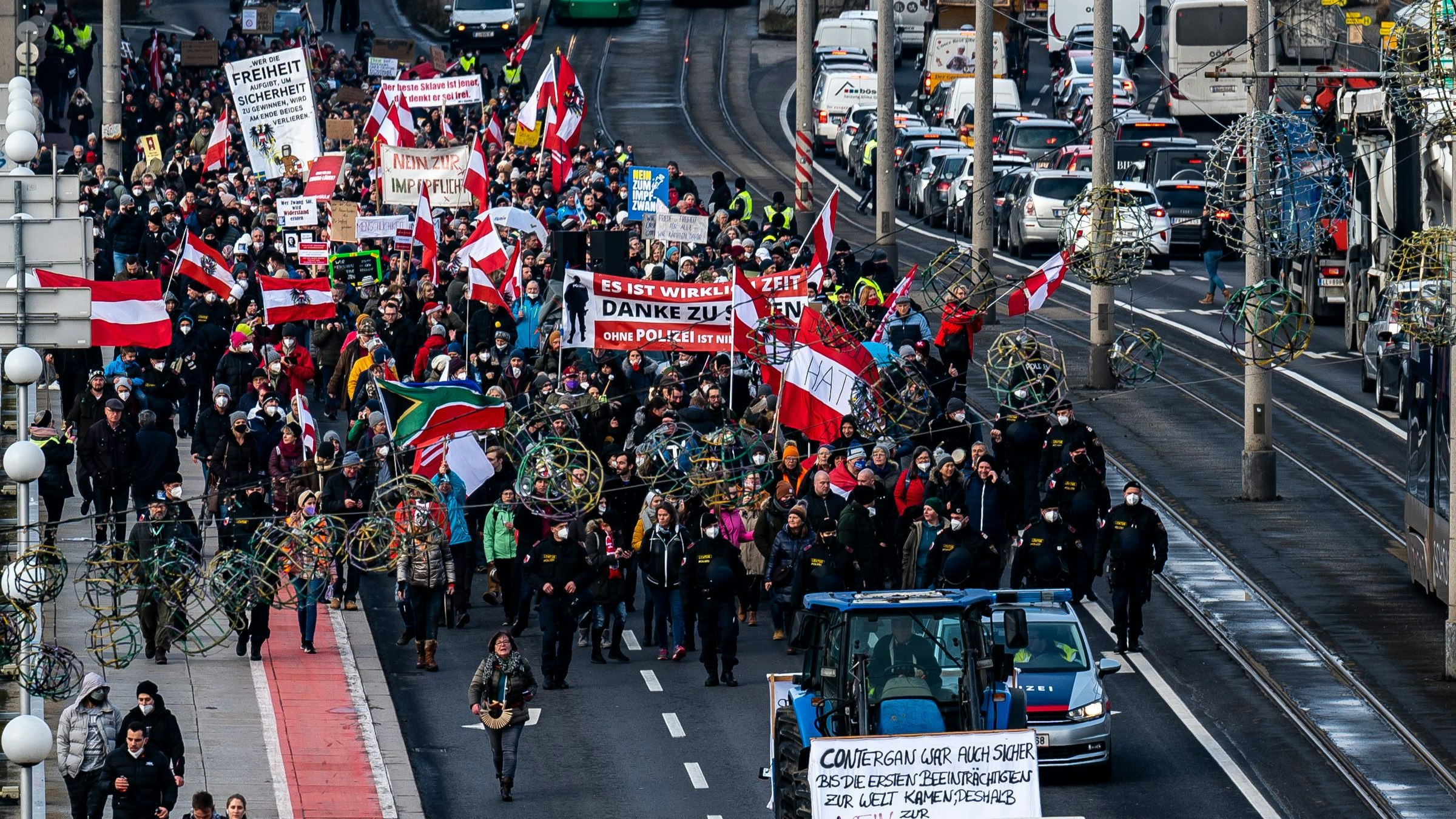 Bis zu 4.000 Menschen zogen stundenlang durch Linz.