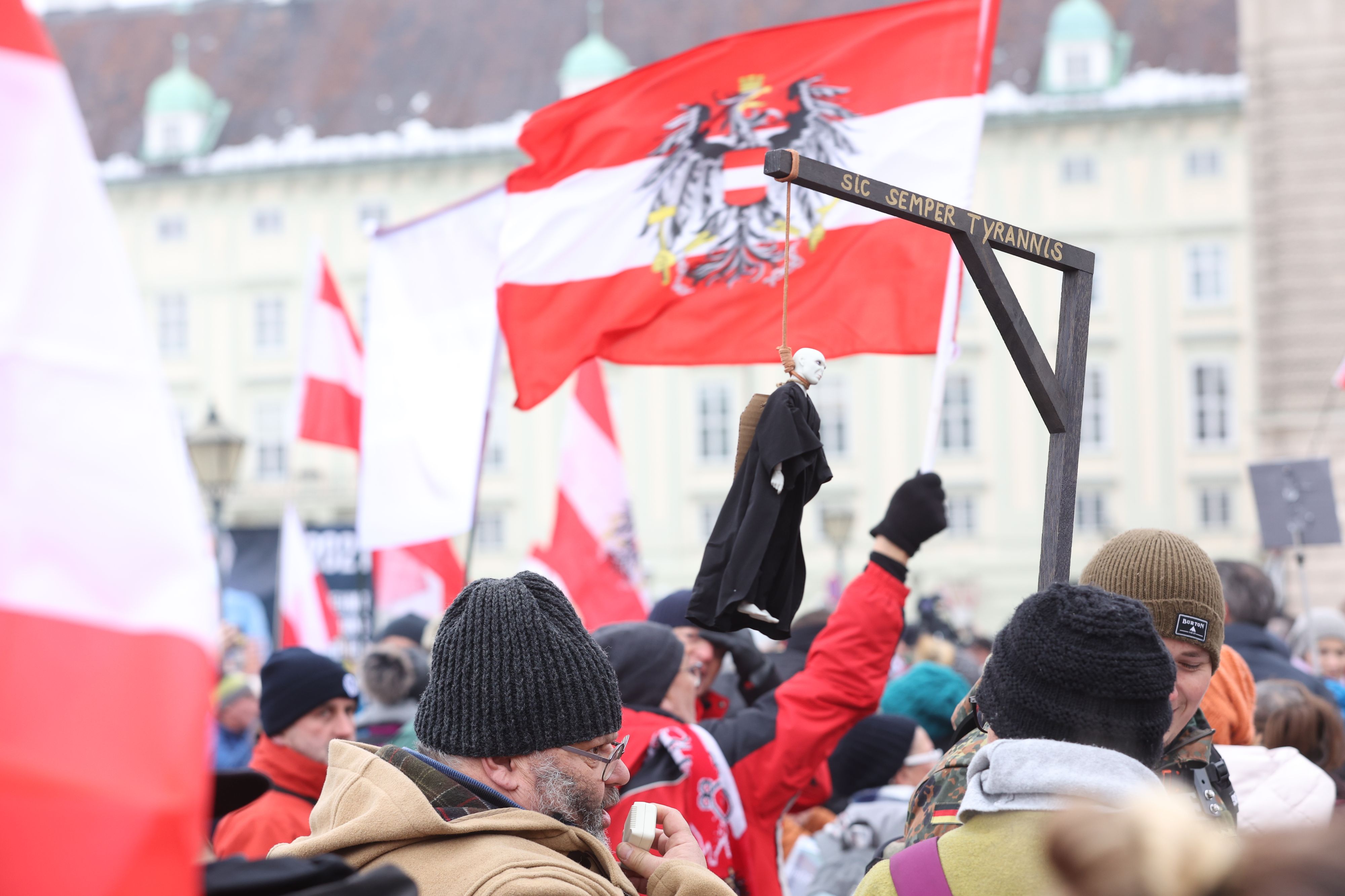 Download von www.picturedesk.com am 15.12.2021 (10:02).  ABD0073_20211211 - WIEN - ÖSTERREICH: Demonstration gegen die Corona-Maßnahmen am Samstag, 11. Dezember 2021, in Wien. Gegner der Coronamaßnahmen versammeln sich abermals, um gegen die Vorgaben der Regierung - insbesondere die geplante Impfpflicht - zu demonstrieren. - FOTO: APA/FLORIAN WIESER - 20211211_PD3617 - Rechteinfo: Rights Managed (RM)