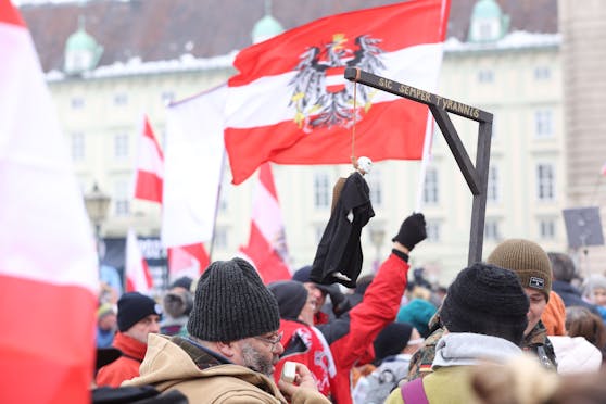 Auf den Demonstrationszügen gegen die Corona-Maßnahmen werden immer wieder Politiker mit dem Tod bedroht. 