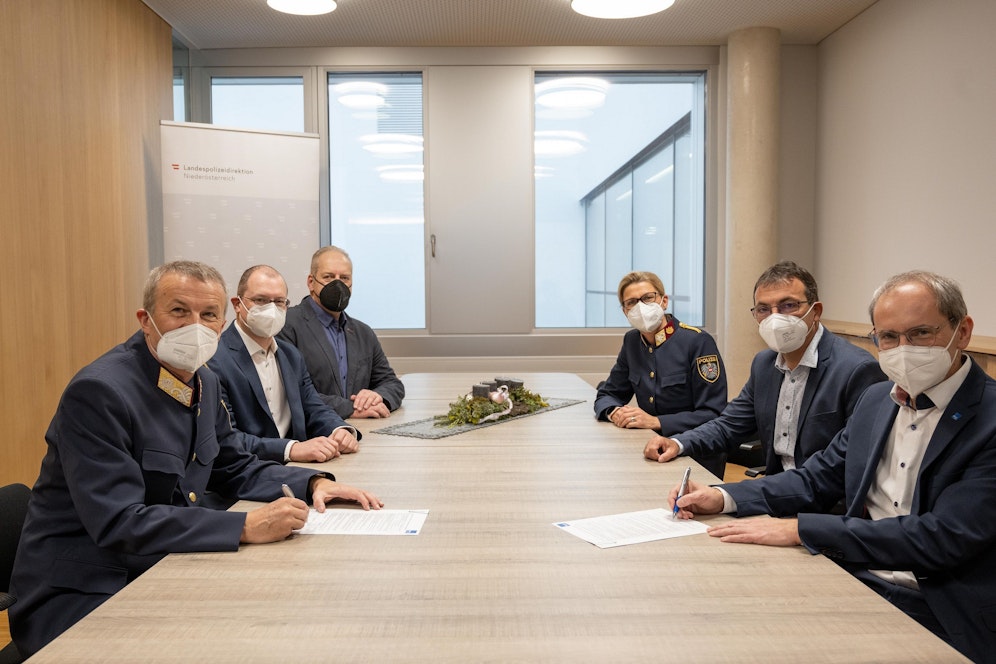Landespolizeidirektor Franz Popp, FH-Professor Harald Wimmer, Polizei-Pressesprecher Raimund Schwaigerlehner, Öffentlichkeitsarbeits-Büroleiterin Sonja Stamminger, FH-Professor Johann Haag und FH-CEO Gernot Kohl