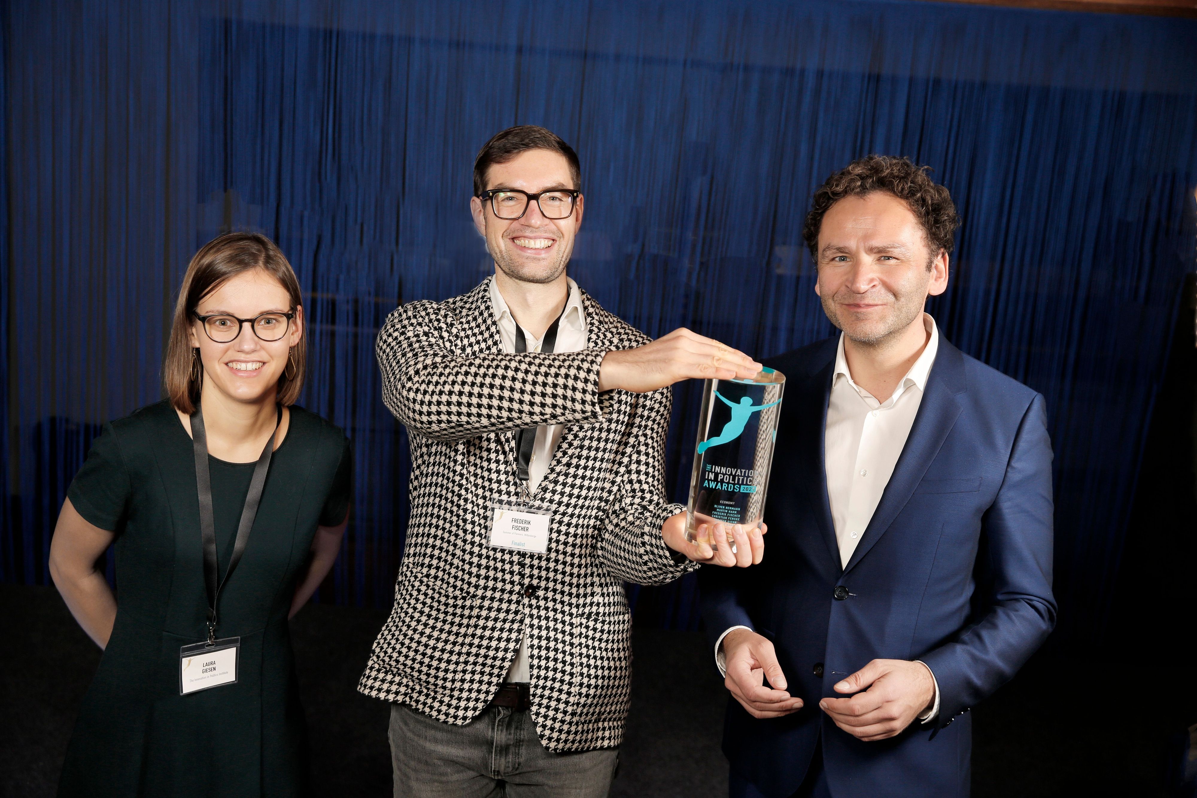 Laura Giesen, Awards Manager Innovation in Politics Institute, Frederik Fischer, Managing Director Neulandia UG und Edward Strasser, Geschäftsführer Innovation in Politics Institute