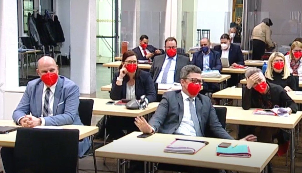 Die SPÖ-Fraktion im Landtag. Während des Auftritts von Helena Kirchmayr schien Abgeordnete Doris Margreiter verzweifelt, sie hielt sich die Hand an den Kopf.