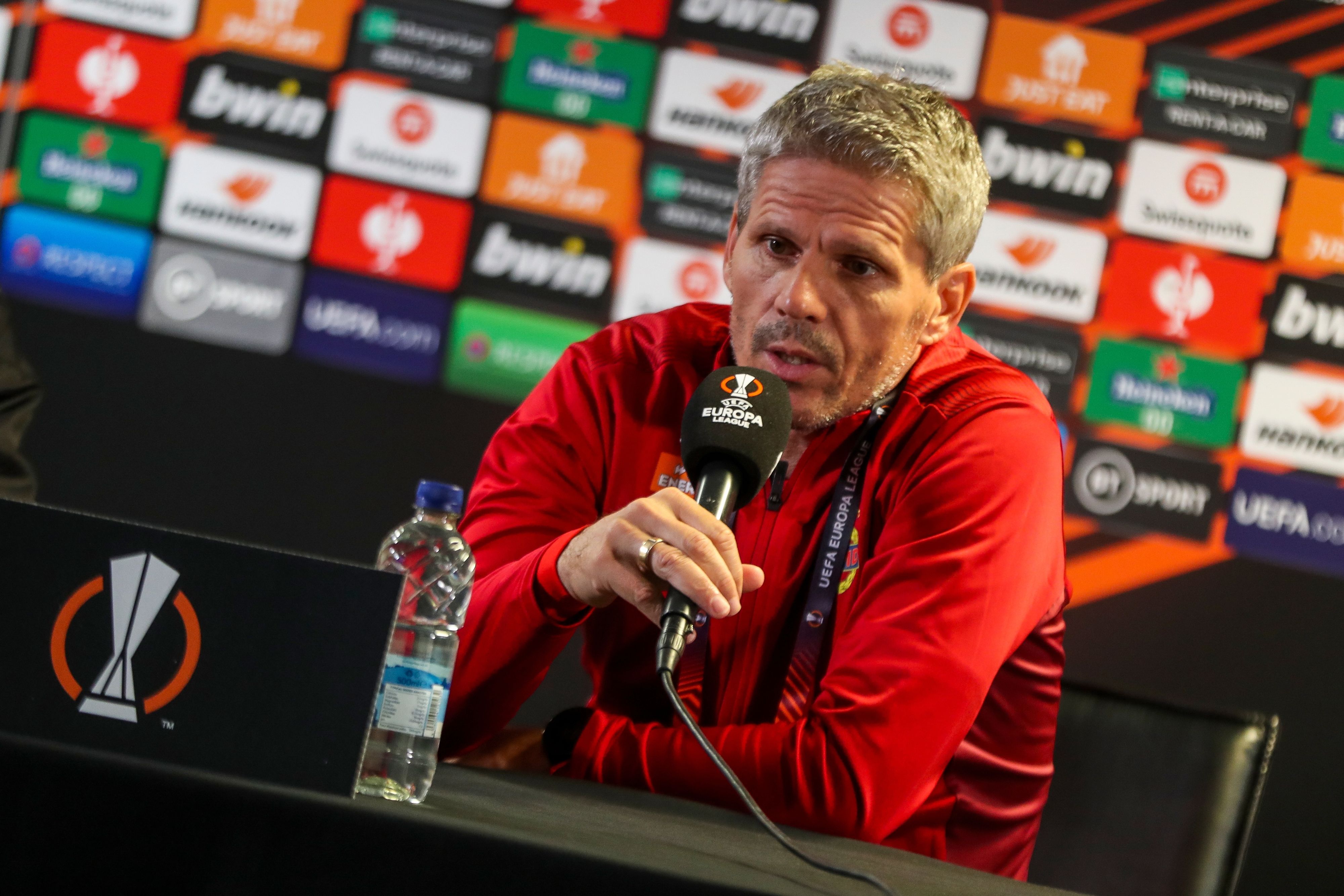 Didi Kühbauer mit einem Mikrofon