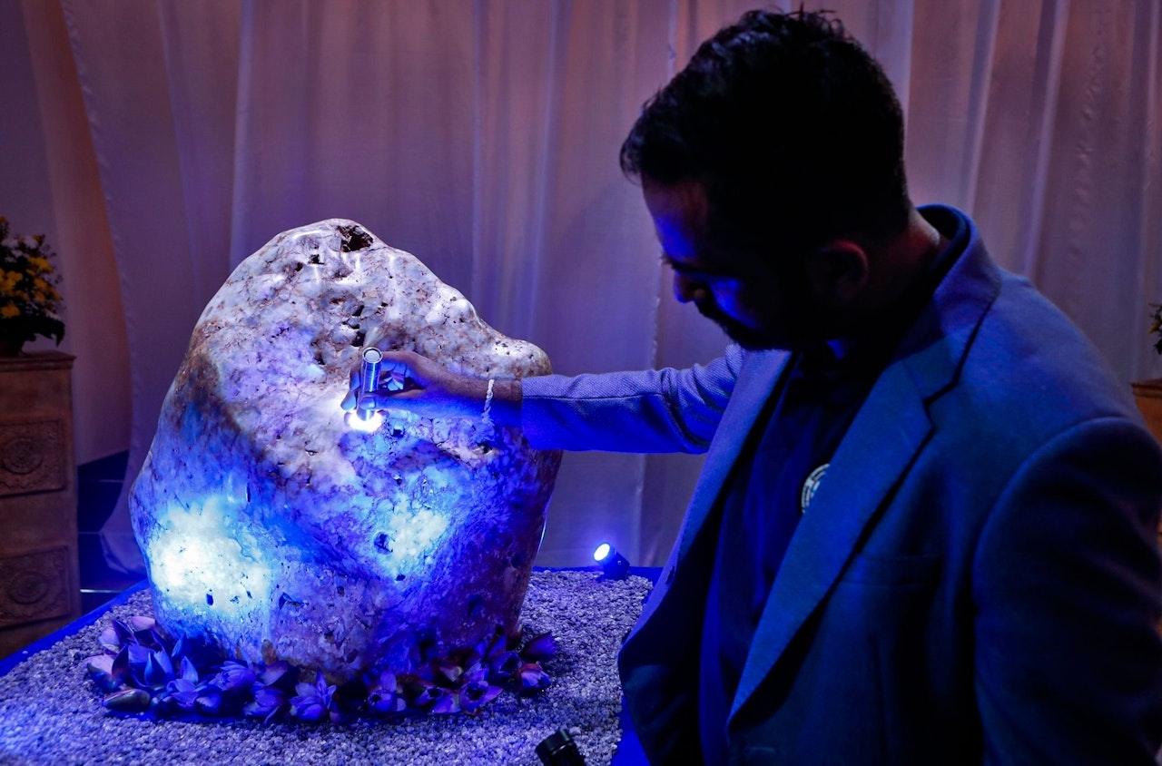 Heute.at - Mann findet 310 Kilo schweren blauen Saphir im Garten