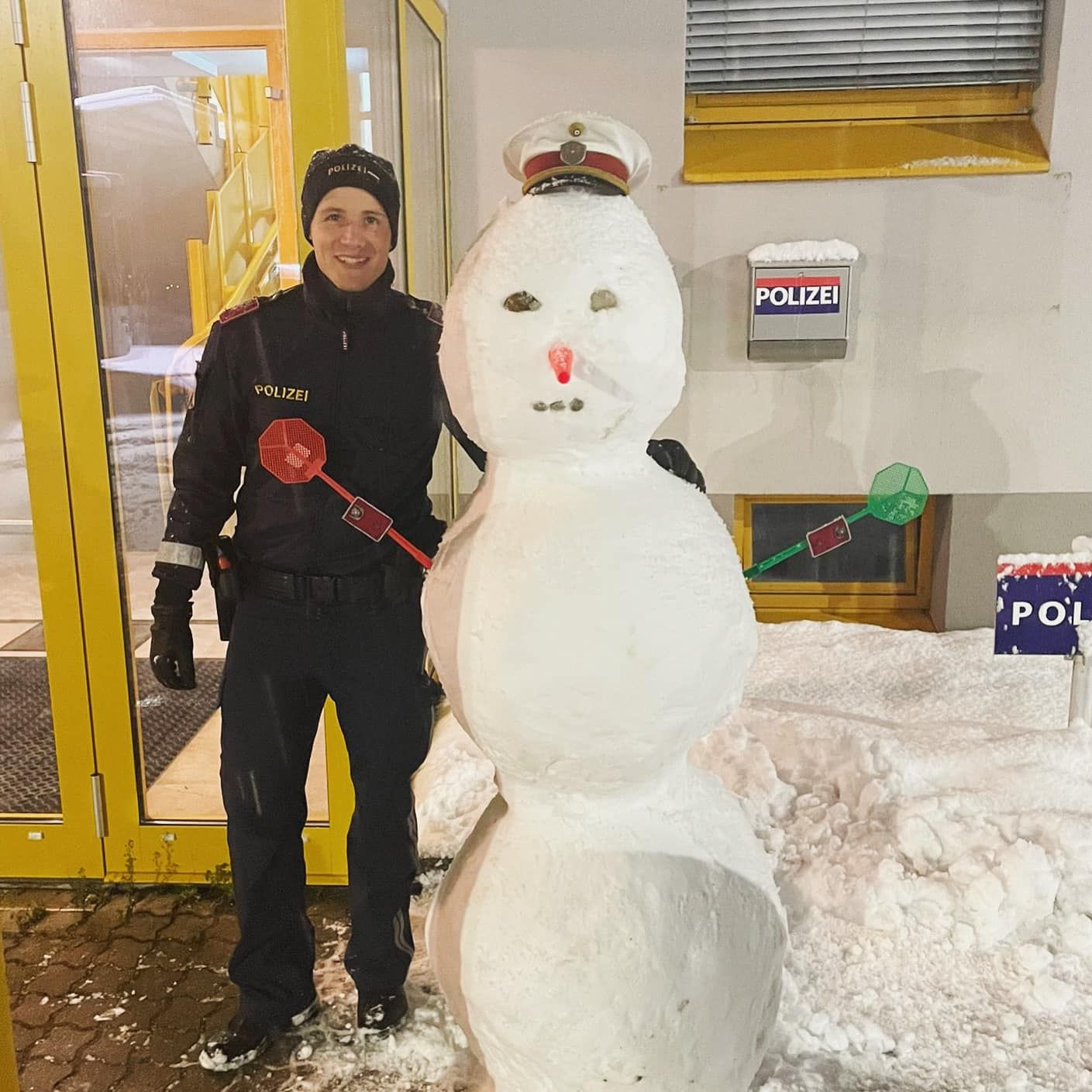 Herr Schneeweiß (links) hat einen Schneemann (rechts) gebaut.