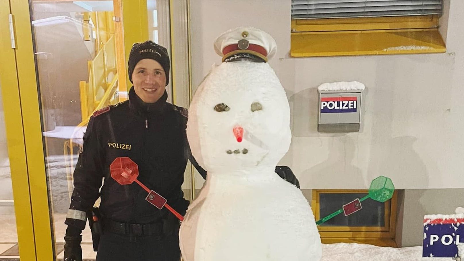 Herr Schneeweiß (links) hat einen Schneemann (rechts) gebaut.