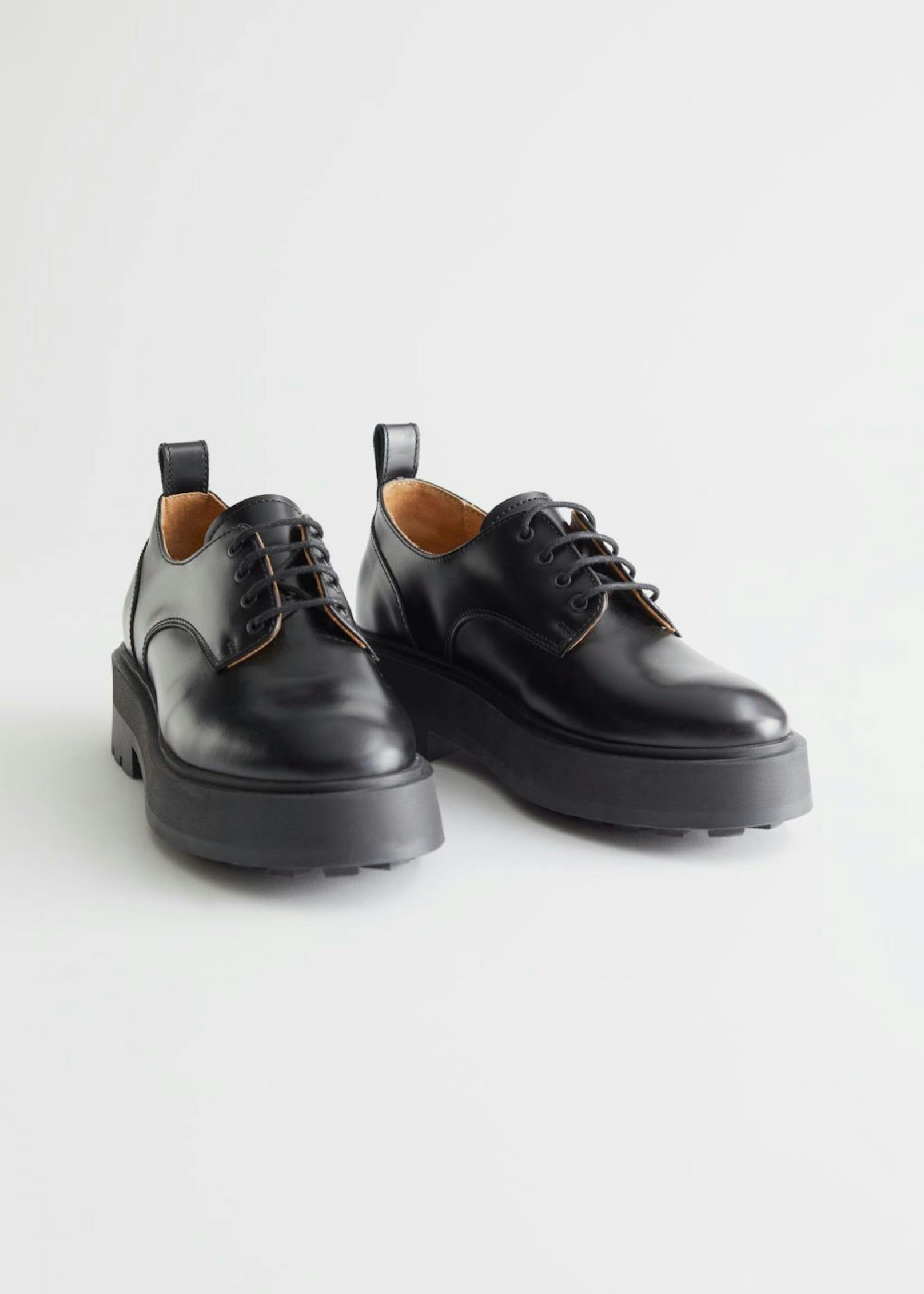 Chunky Leather Oxfords von <a href="https://www.stories.com/en_eur/shoes/flats/loafers/product.chunky-leather-oxfords-black.0910102001.html">&amp; Other Stories</a> um 129 Euro.