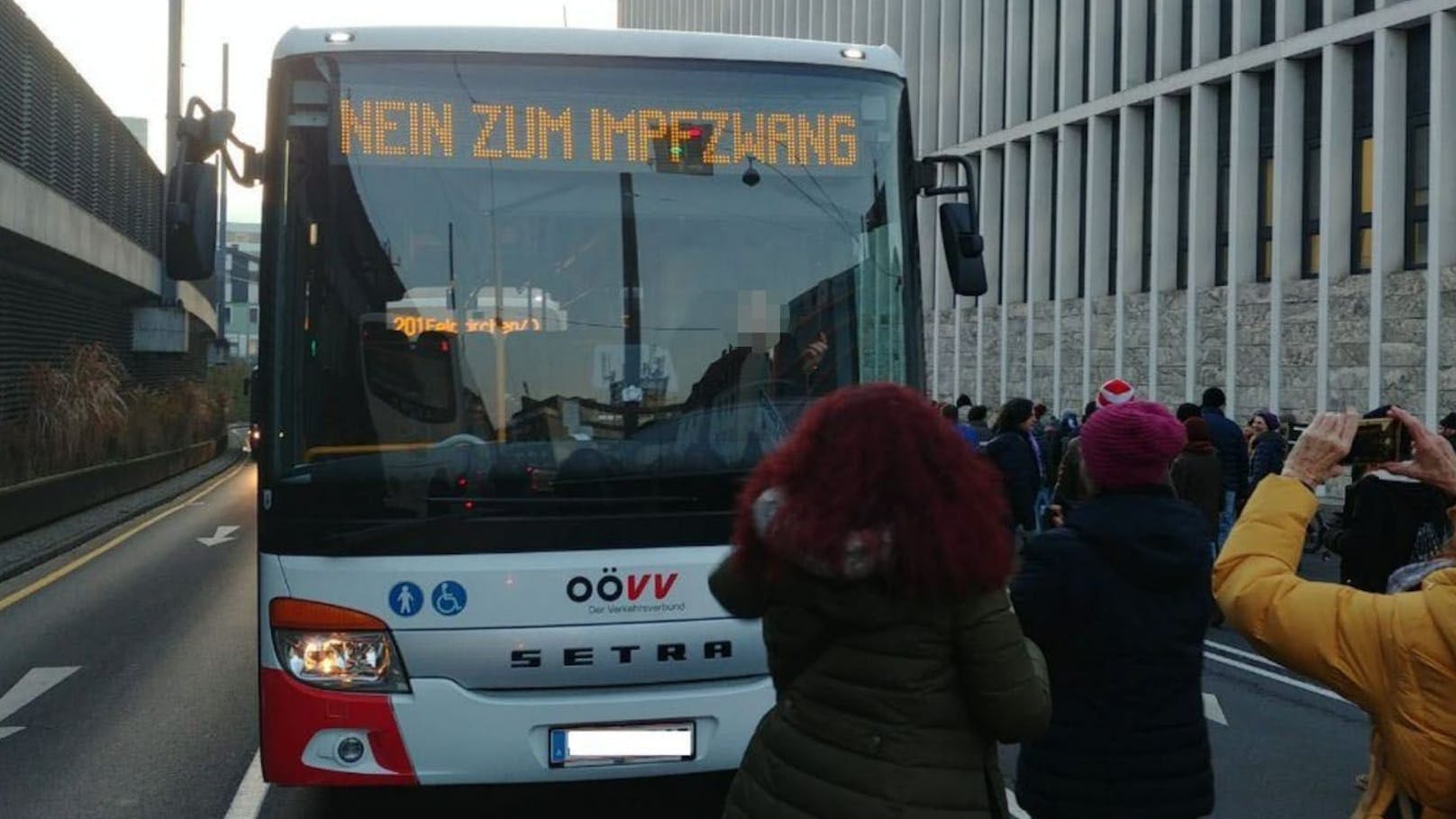 Bei der Impfgegner-Demo Mittwoch in Linz gab es wieder einen "Bus-Protest".