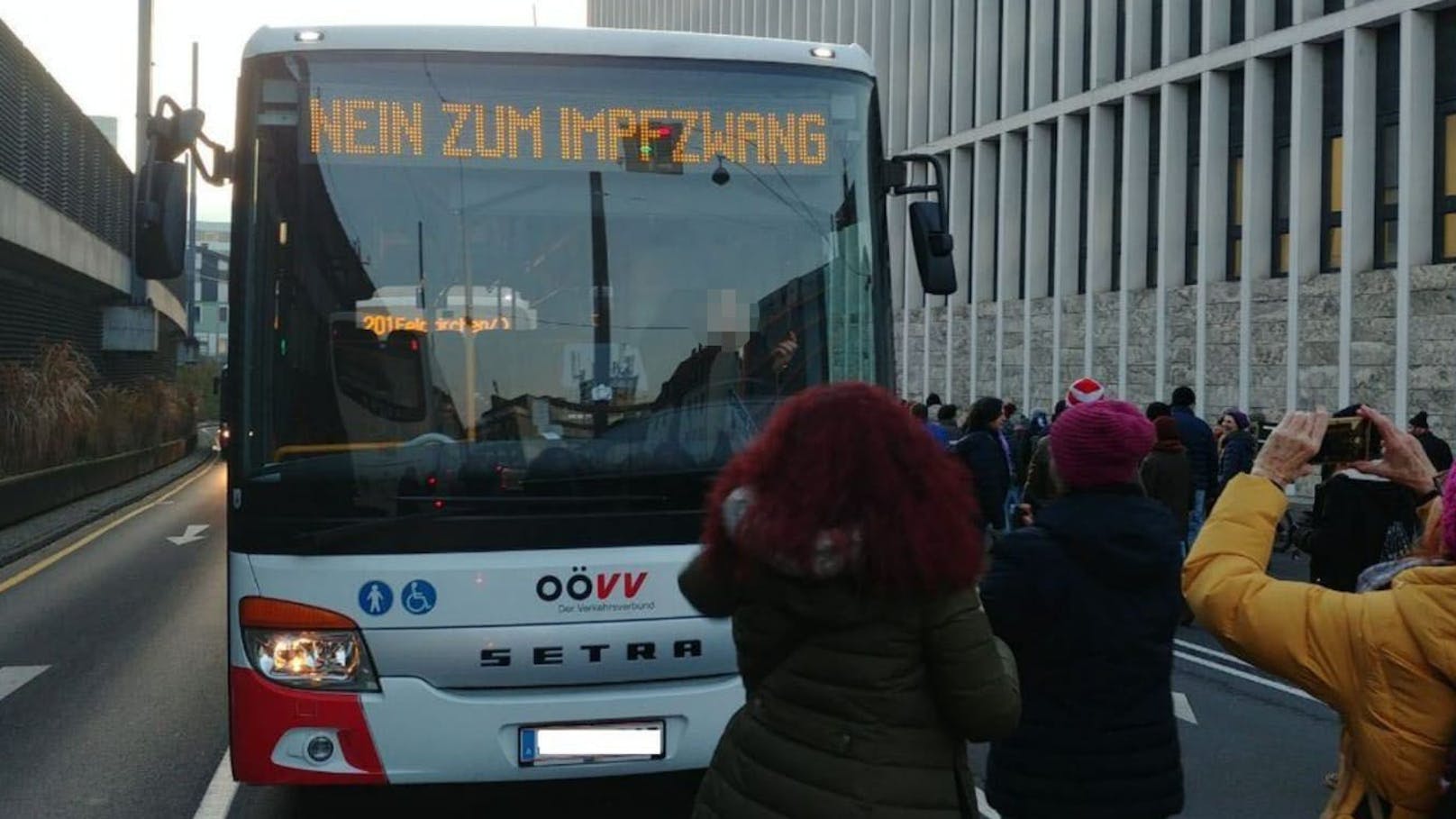 Bei der Impfgegner-Demo Mittwoch in Linz gab es wieder einen "Bus-Protest".
